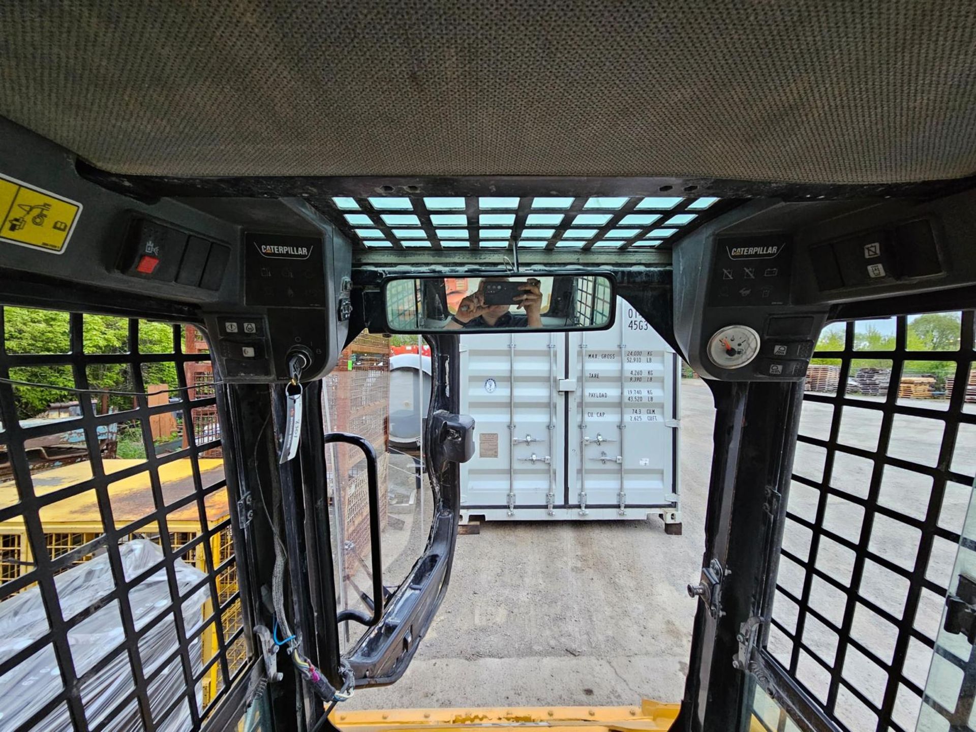 2011 CAT 216B3 SKID STEER LOADER OUTDOOR DIESEL with fully enclosed with heating - Image 6 of 9