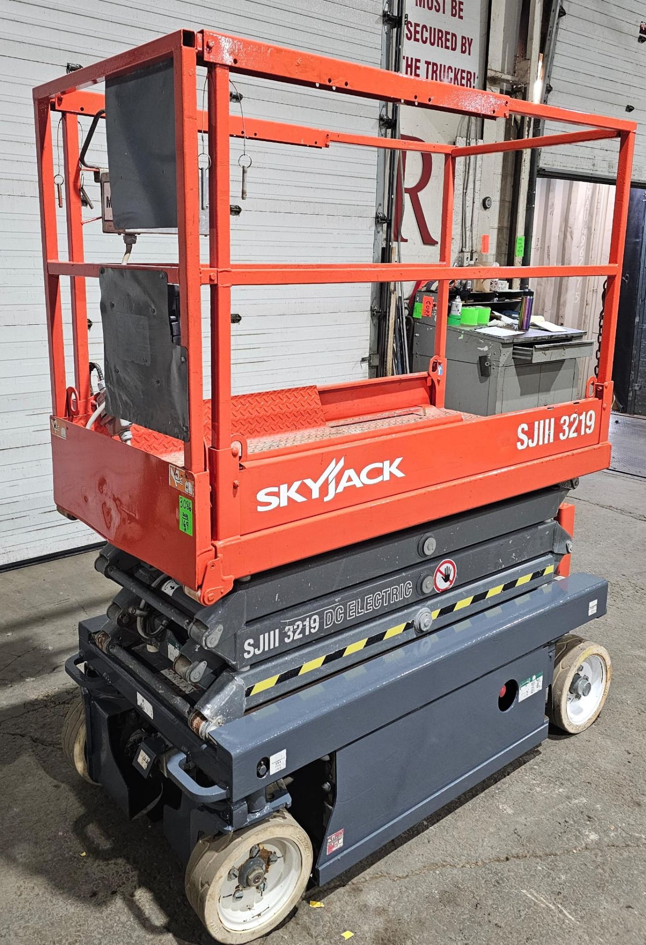 2013 Skyjack SJIII model 3219 - 550lbs Capacity Forklift Motorized Scissor Lift 24V 19ft lift height - Image 11 of 18