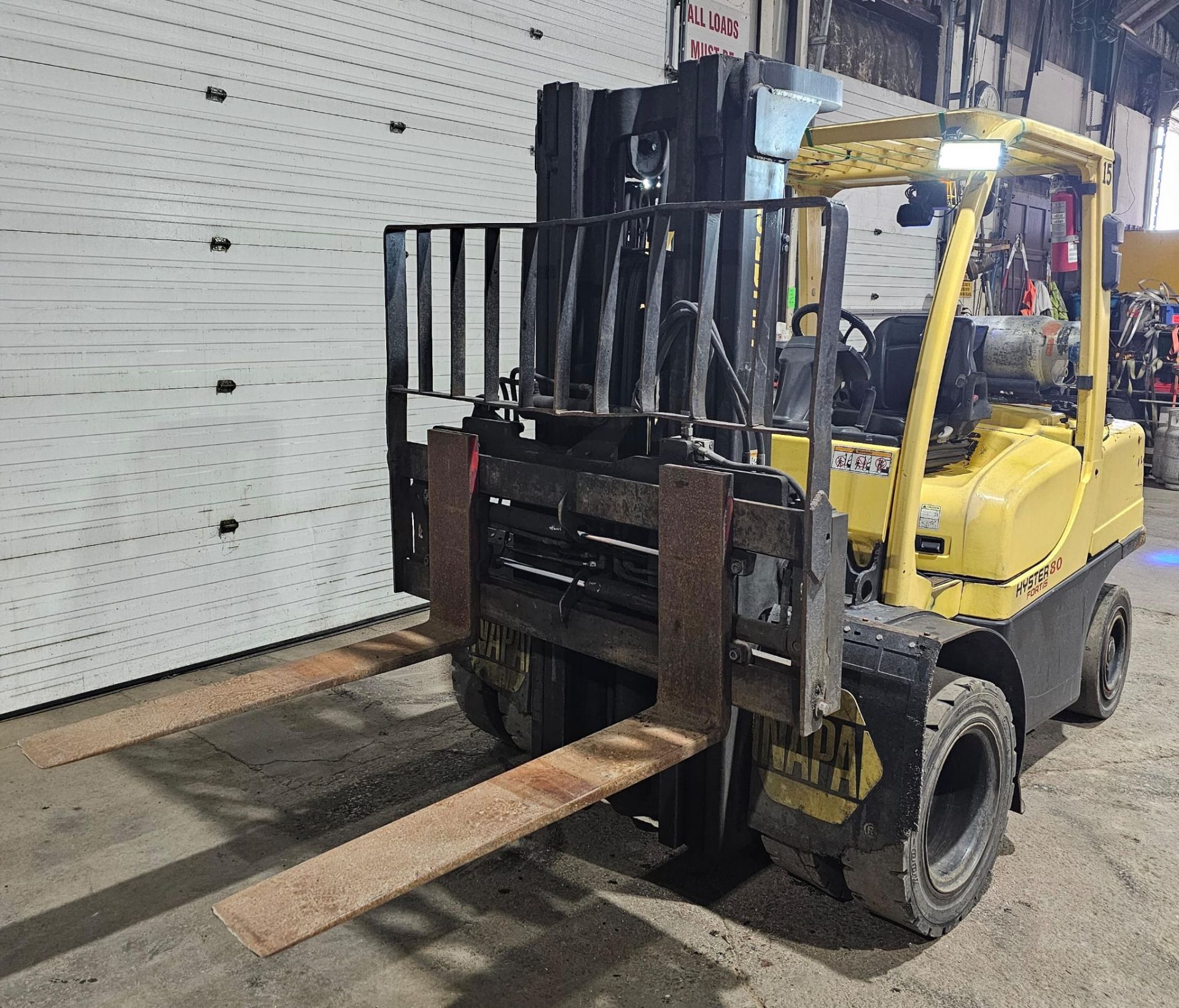 2011 Hyster 8,000 LPG (propane) Outdoor Forklift Dual Front Tires 3-Stage 182" load height Sideshift - Image 2 of 3
