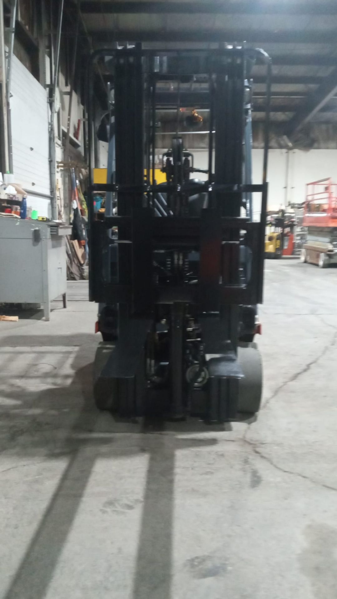 2018 TOYOTA 3,000lbs Capacity LPG (Propane) Forklift with sideshift and 3-STAGE MAST (no propane - Image 6 of 6