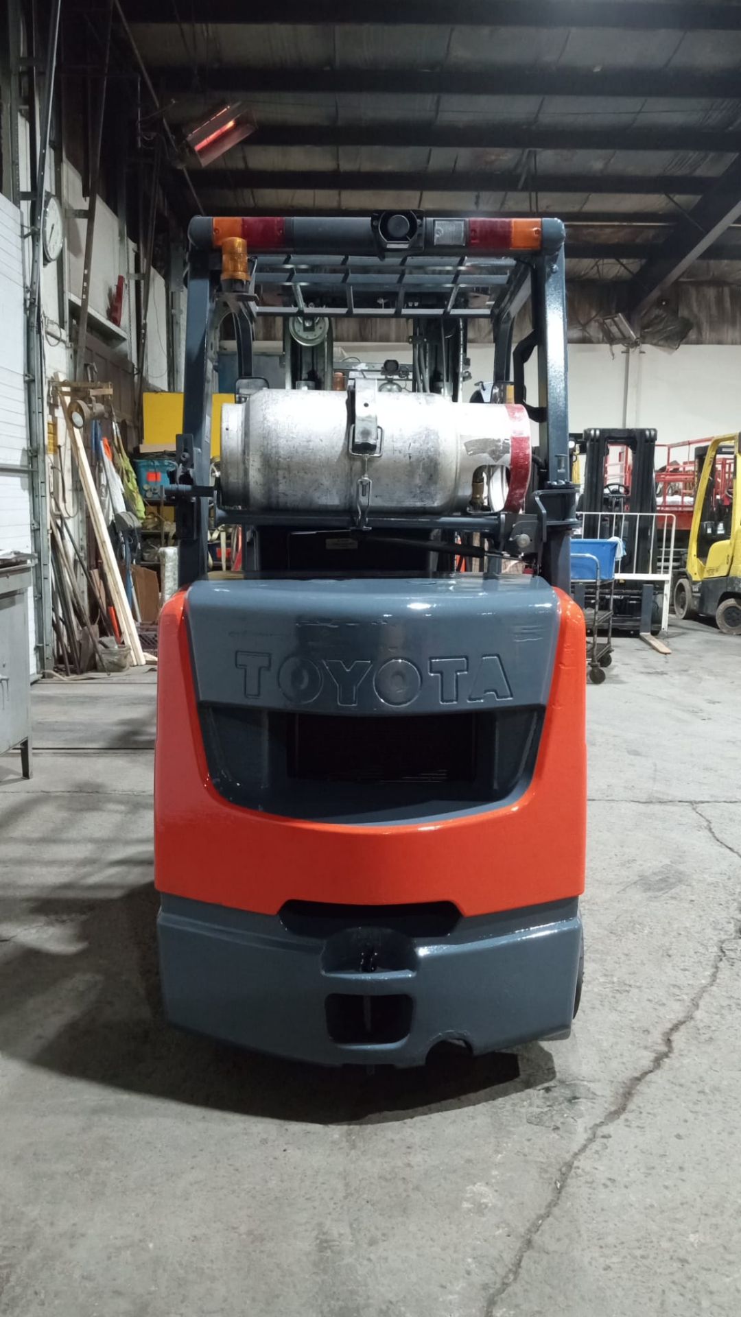 2013 TOYOTA 6,000lbs Capacity LPG (Propane) Forklift with sideshift with 3-STAGE MAST & tires with - Image 5 of 6