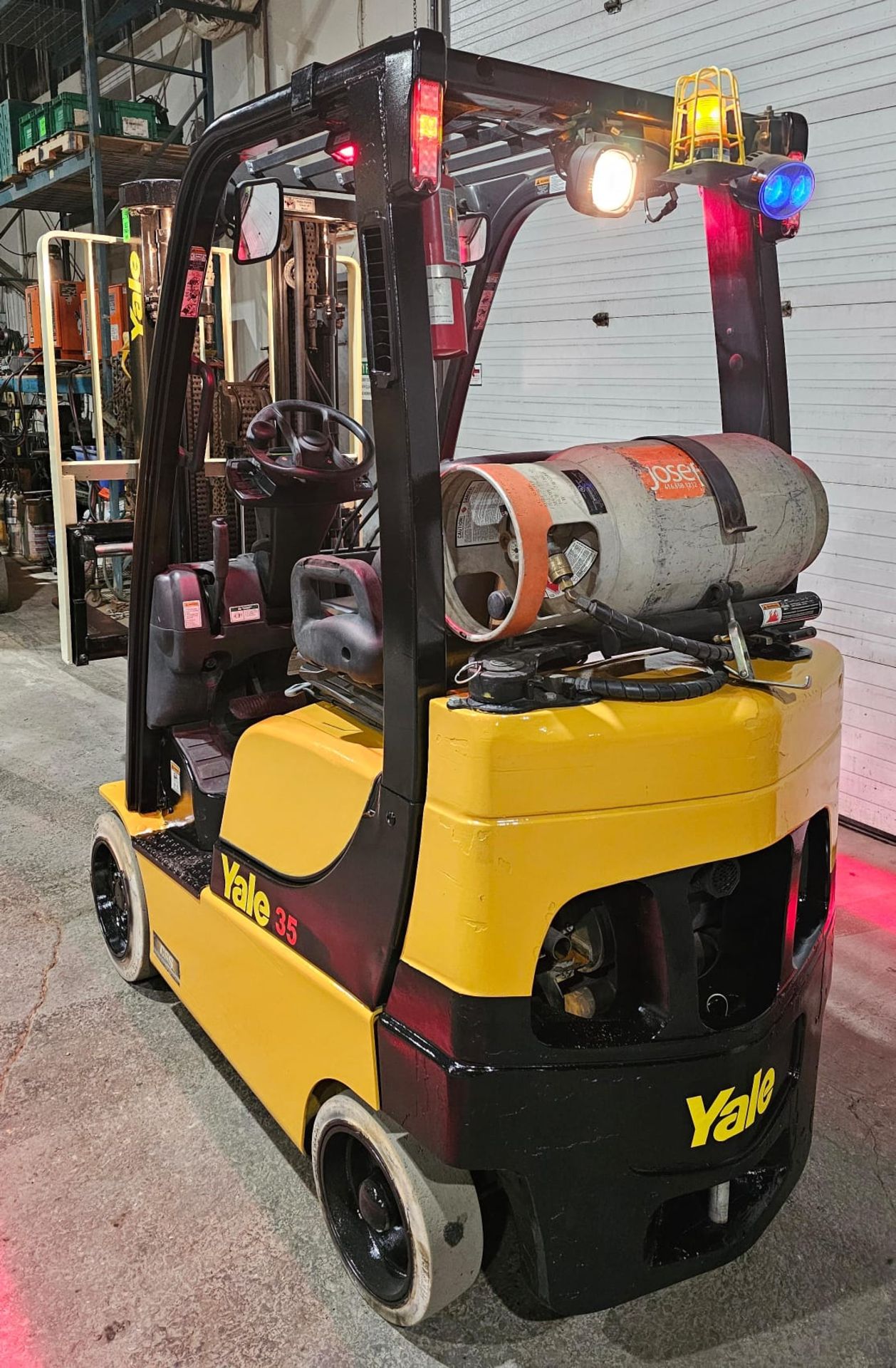 2017 Yale 3,500lbs capacity LPG (PROPANE) Forklift with sideshift stage 3 mast and non marking tires - Image 4 of 6