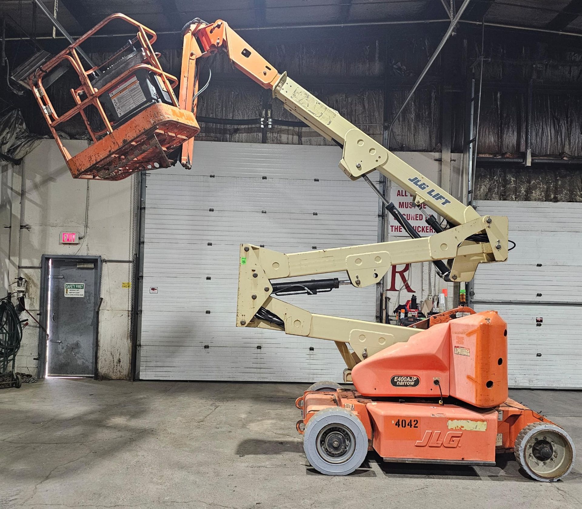 2006 JLG LIFT E400AJP Articulating Zoom Boom Lift - Narrow 500 lbs VERY LOW HOURS - 40ft lift height - Image 2 of 9