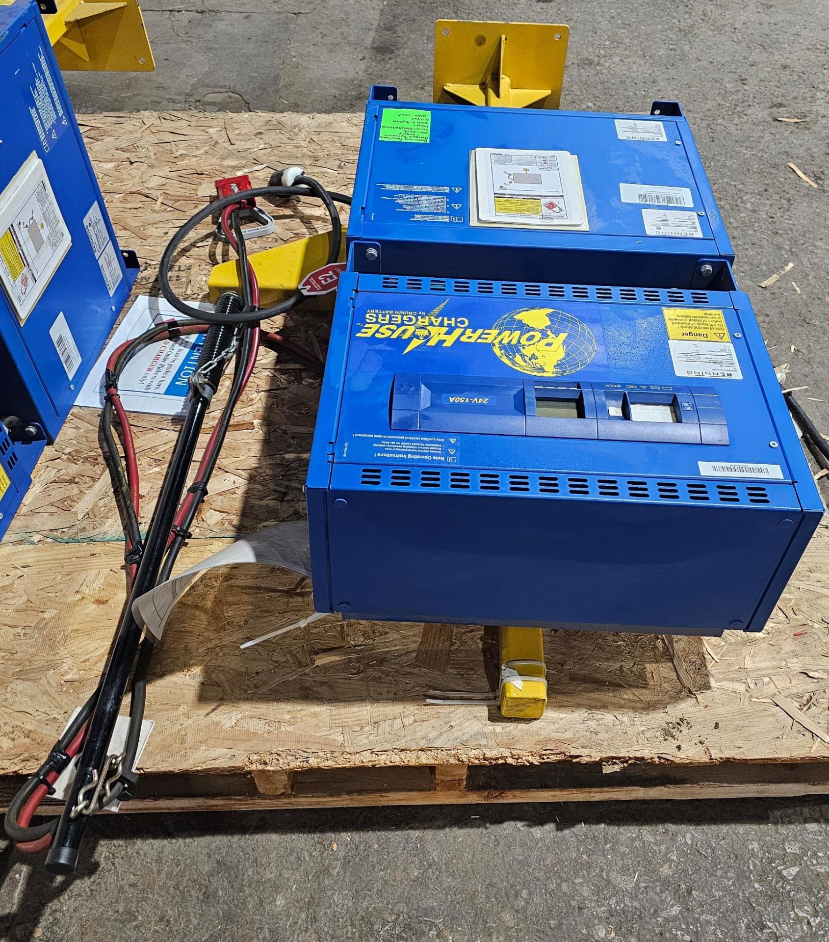Benning powerhouse Forklift battery charger by crown battery year: 2013 3phase Output: 24v - Image 2 of 6