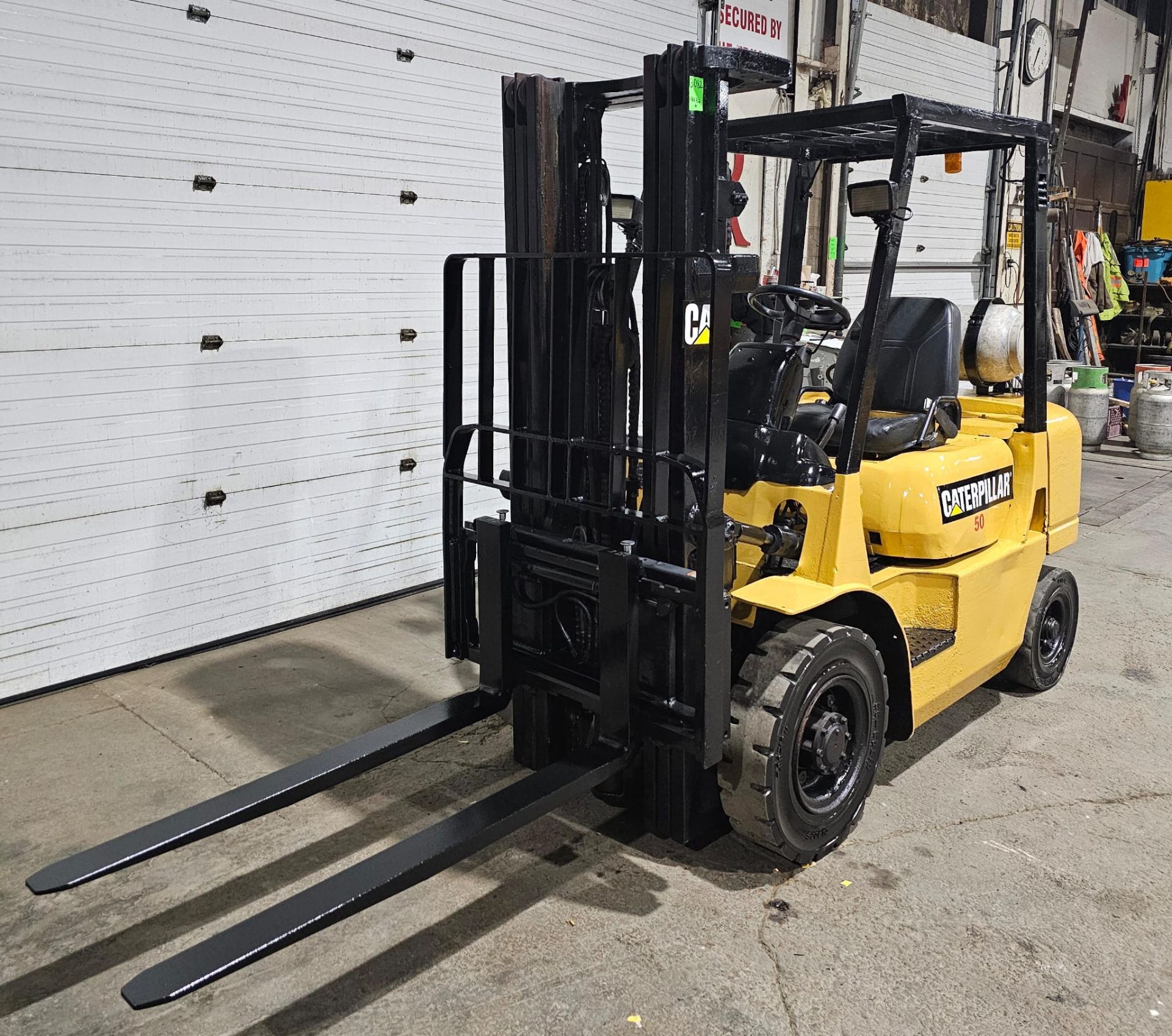 CAT 5,000lbbs Capacity OUTDOOR LPG (propane) Forklift with 3-STAGE MAST sideshift (no propane tank - Image 3 of 3