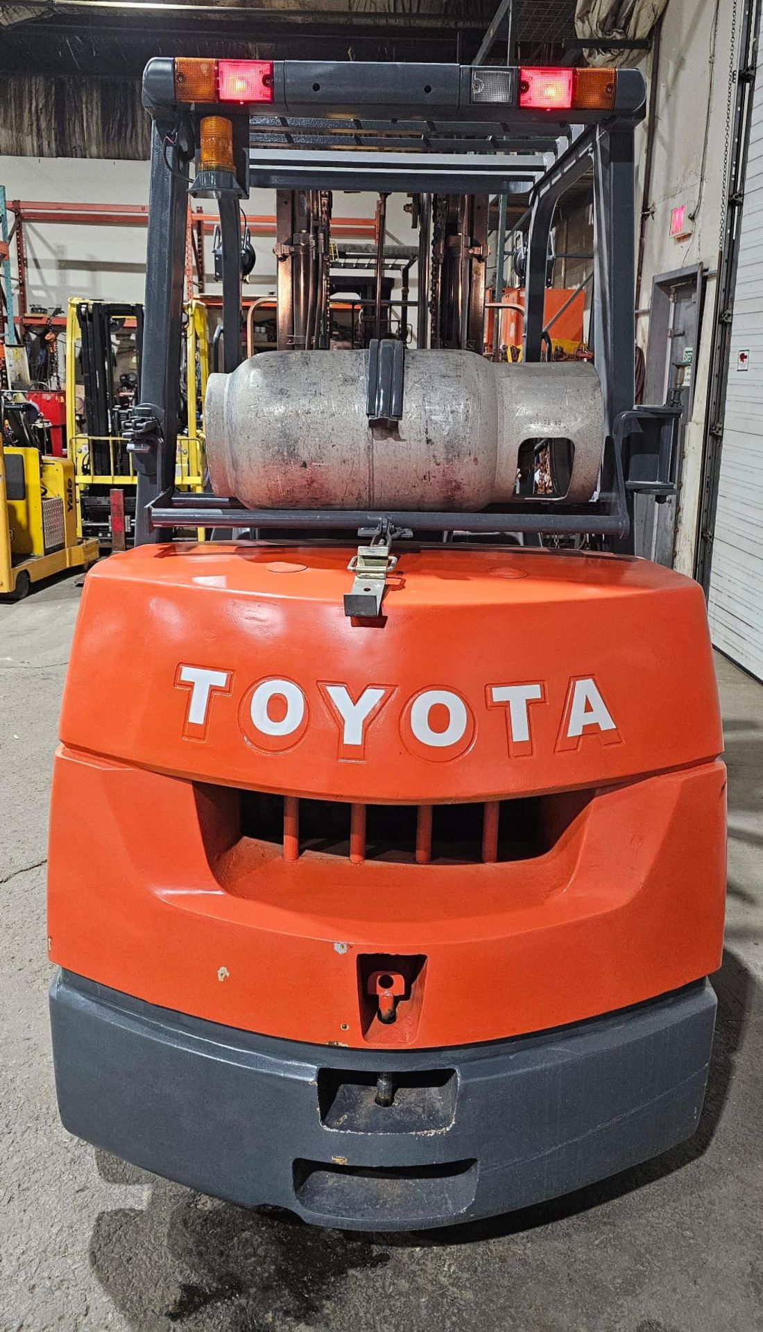Toyota 7,000lbs Capacity LPG (Propane) Forklift with sideshift 60" Forks & 3-STAGE MAST 187" load - Image 3 of 5