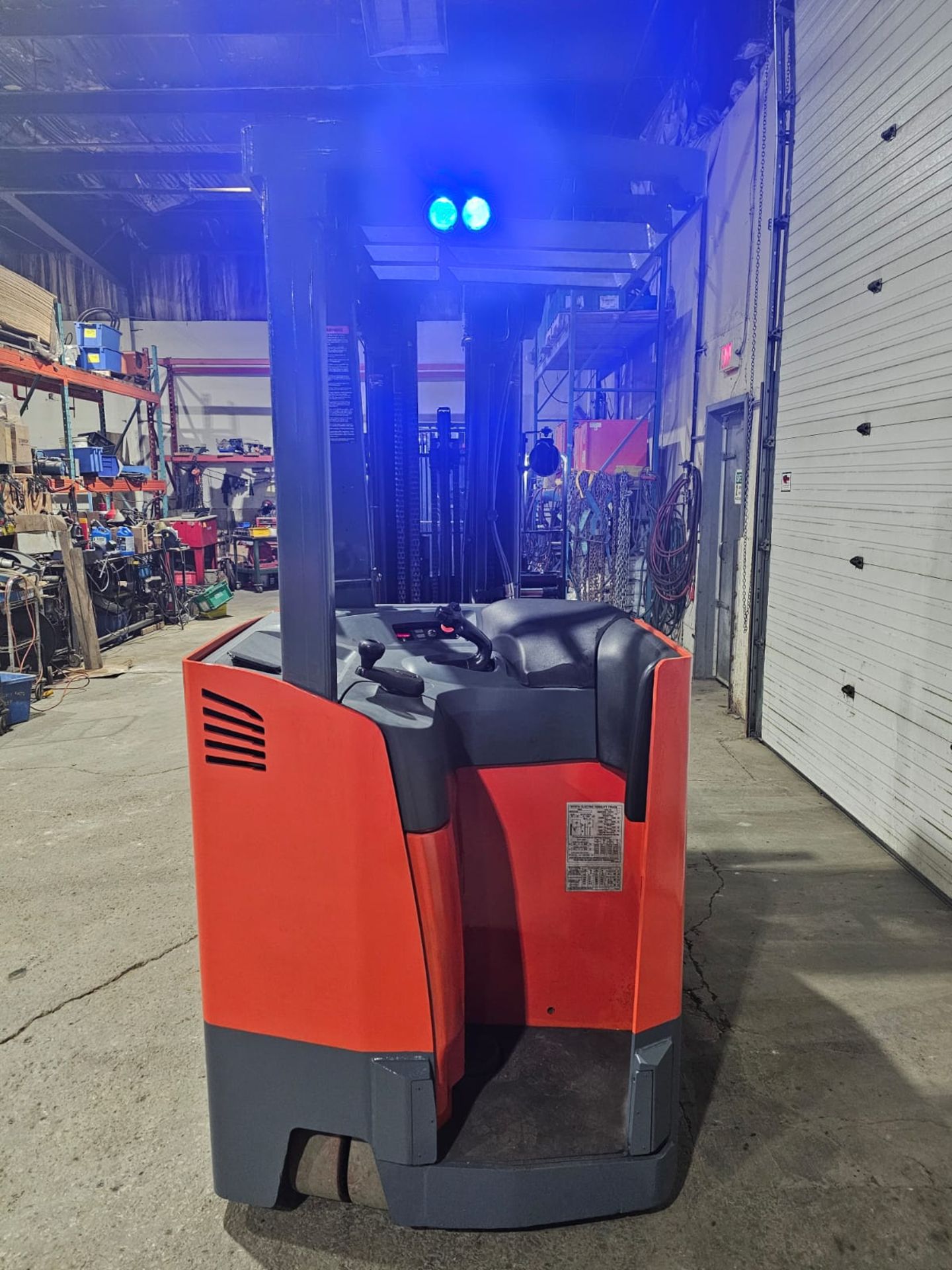 2017 Toyota 4,000lbs Capacity Electric Forklift with 4-STAGE Mast, 276" load height sideshift, 36V - Image 4 of 7