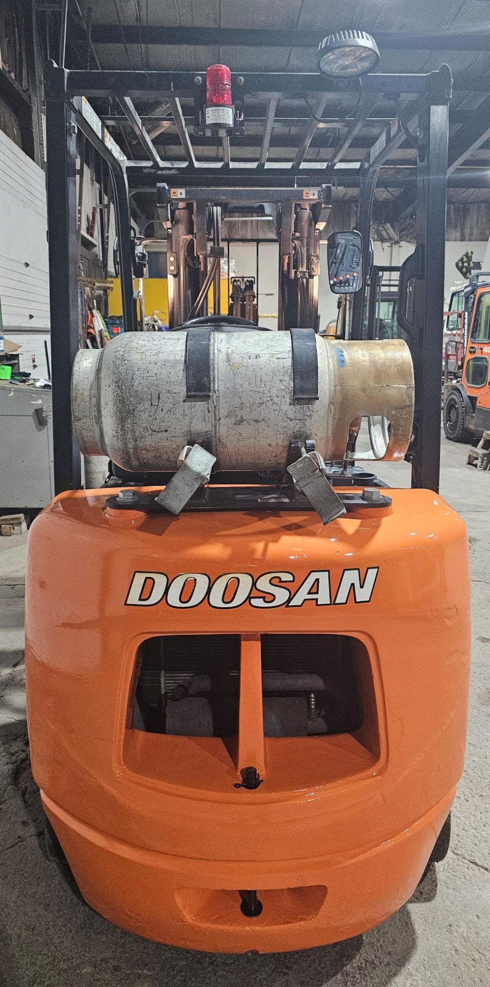 2017 DOOSAN 6,000lbs Capacity LPG (Propane) Forklift with sideshift & 3-STAGE MAST 189" load - Image 5 of 9