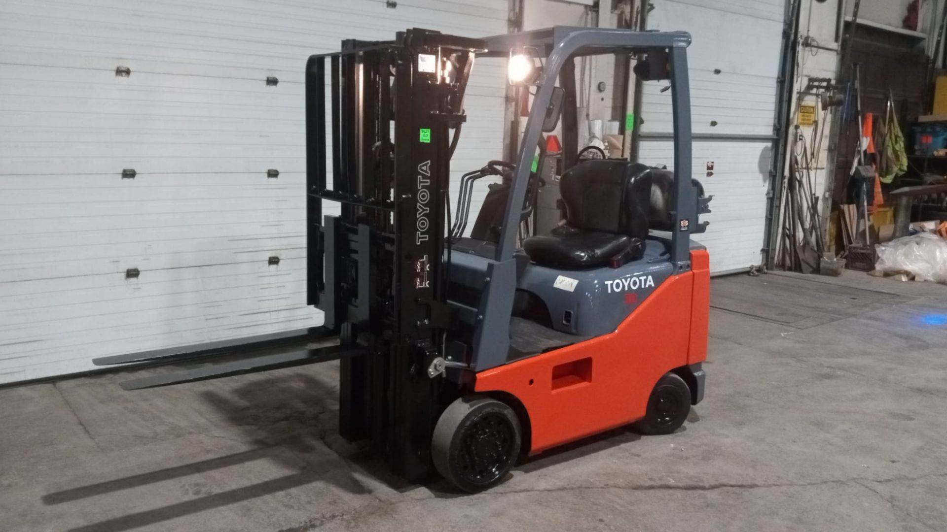 2018 TOYOTA 3,000lbs Capacity LPG (Propane) Forklift with sideshift and 3-STAGE MAST (no propane - Image 3 of 6