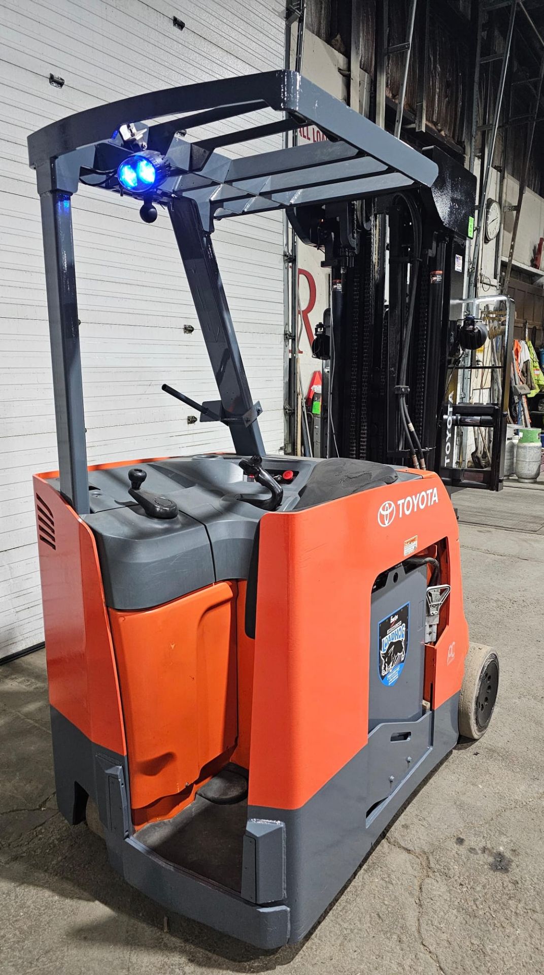 2017 Toyota 4,000lbs Capacity Electric Forklift 36V with sideshift 4-STAGE MAST and Non marking - Image 3 of 11