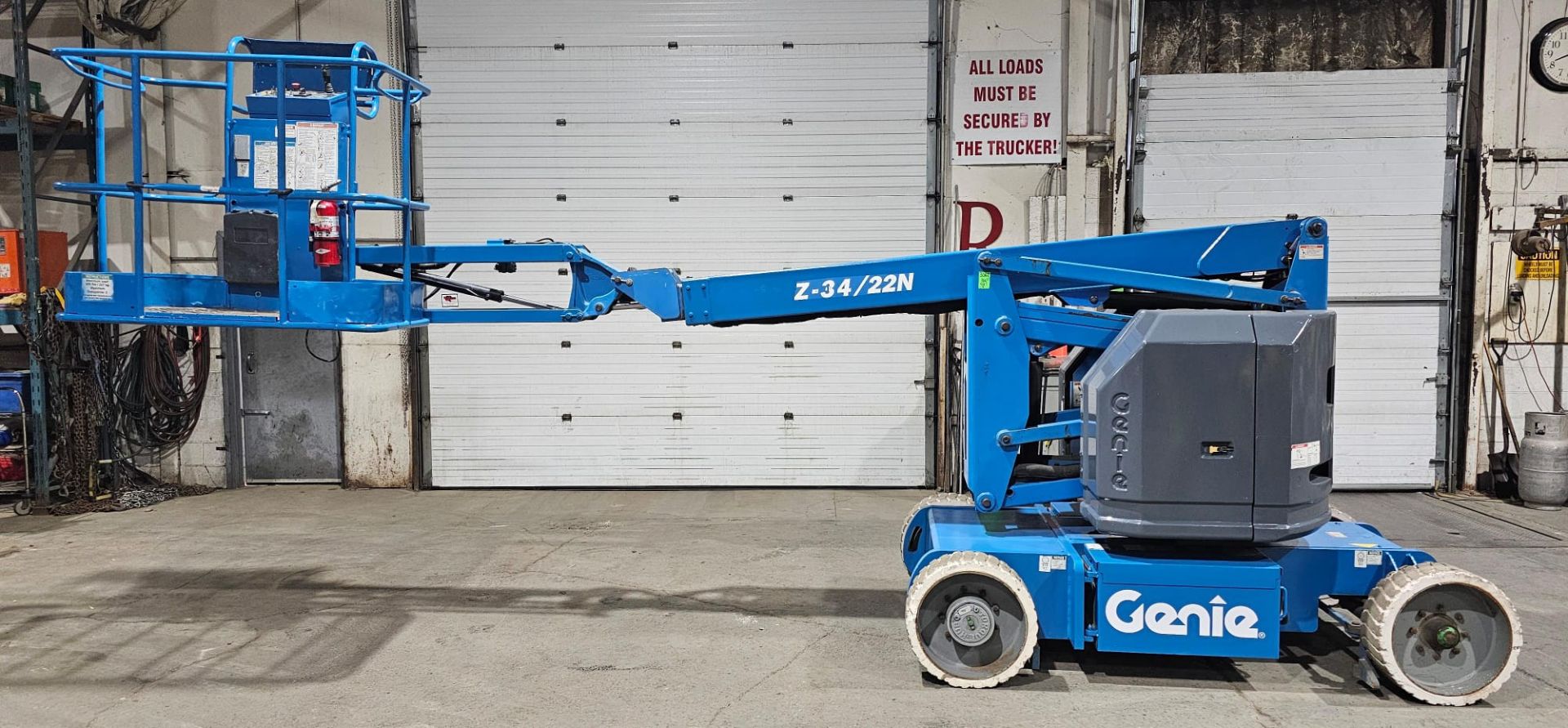 2007 Genie model Z-30-N Zoom Boom Electric Motorized Man Lift 30' Height & 21' Reach - with 24V - Image 2 of 9