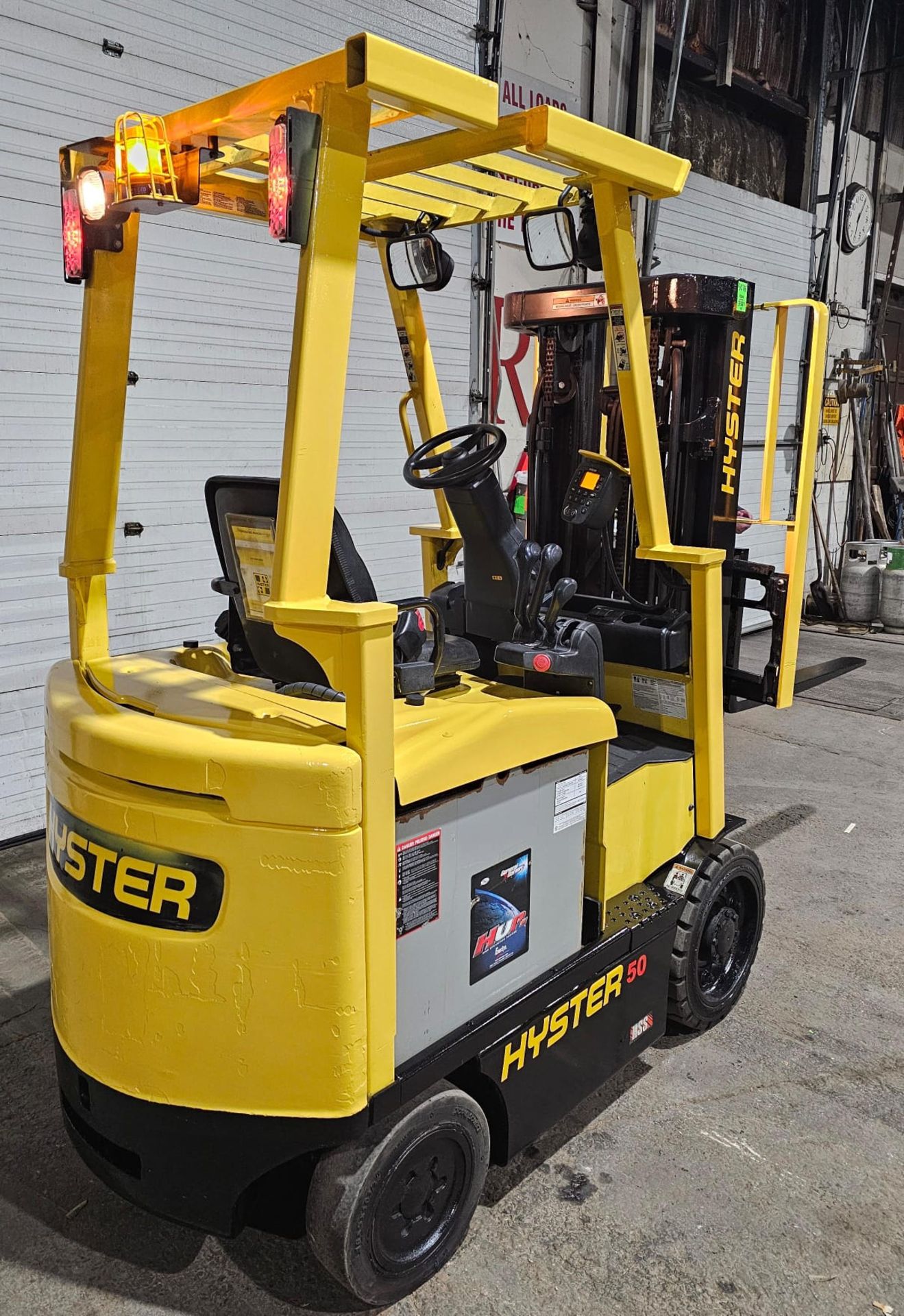 2014 Hyster 5,000lbs Capacity Electric Forklift 36V with sideshift 3-STAGE MAST 189" load height - Image 3 of 6