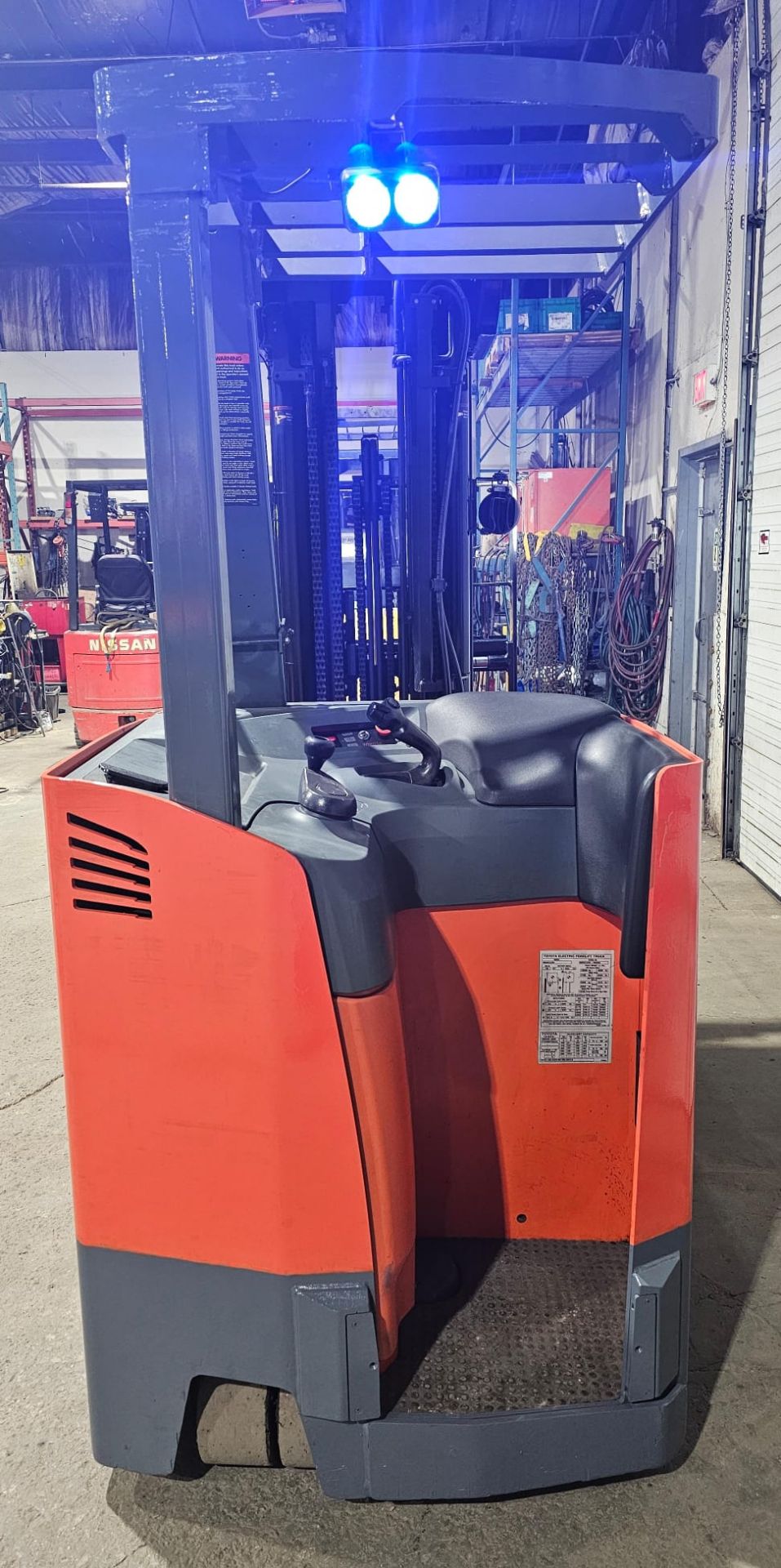 2017 Toyota 4,000lbs Capacity Forklift Electric 36V with sideshift 4-STAGE MAST 276" load height and - Image 3 of 7