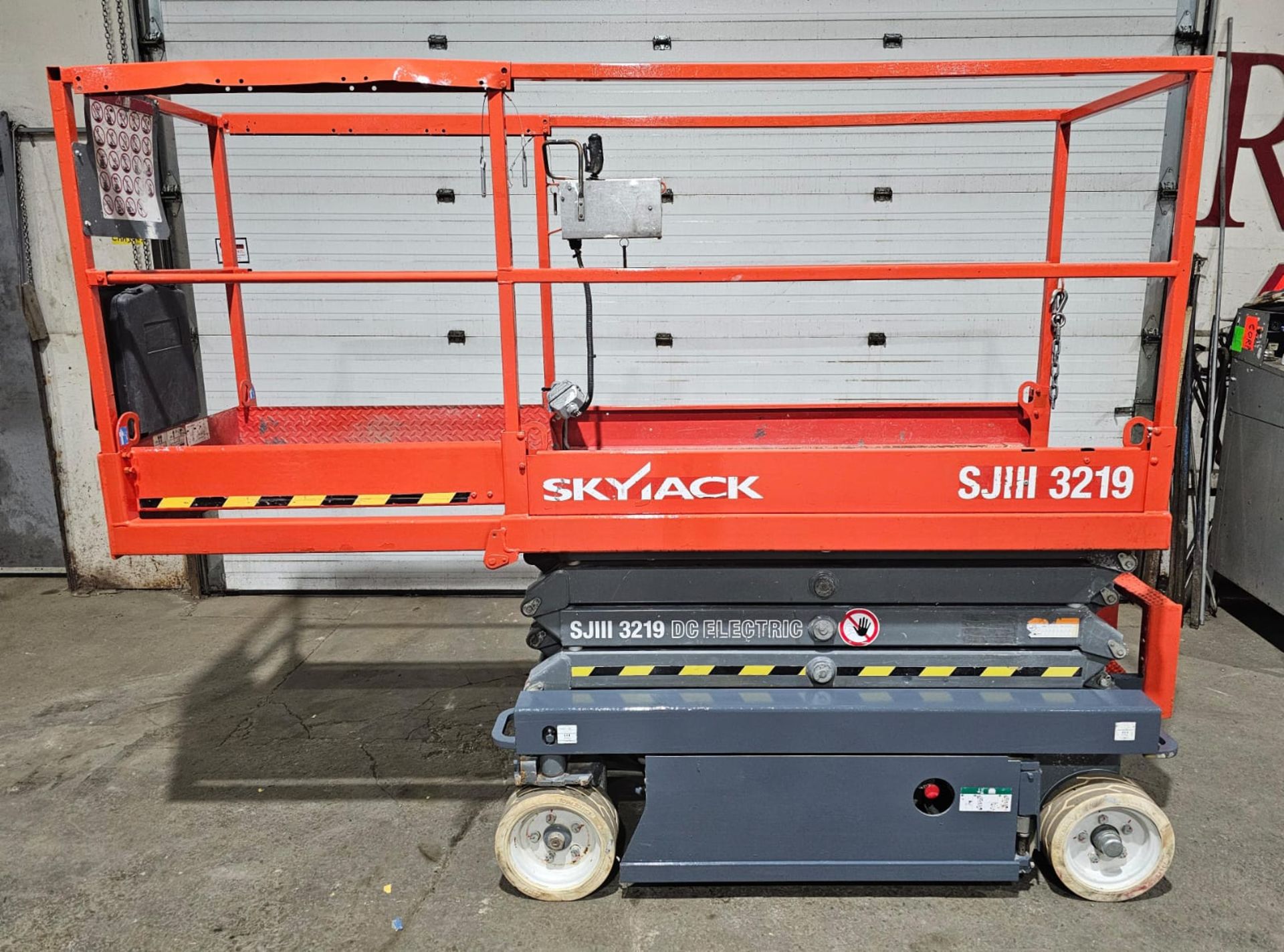 2013 Skyjack SJIII model 3219 - 550lbs Capacity Electric Motorized Scissor Lift 24V 19ft lift height - Bild 3 aus 18