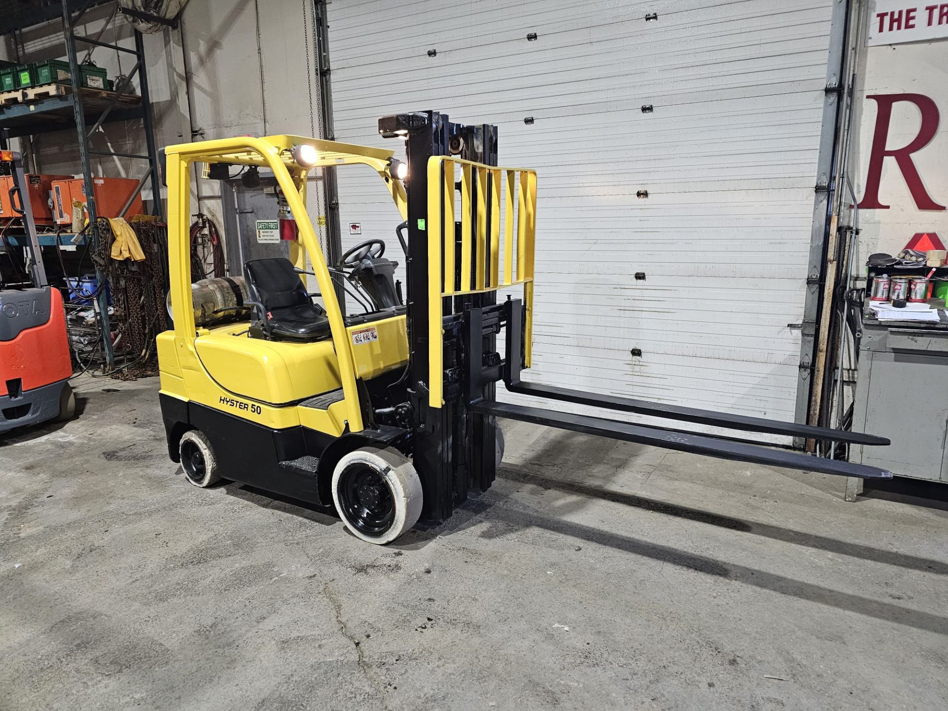 2014 Hyster 5,000lbs Forklift LPG (Propane) with 3-STAGE Mast & Sideshift & 72" Forks non-Marking - Bild 2 aus 6