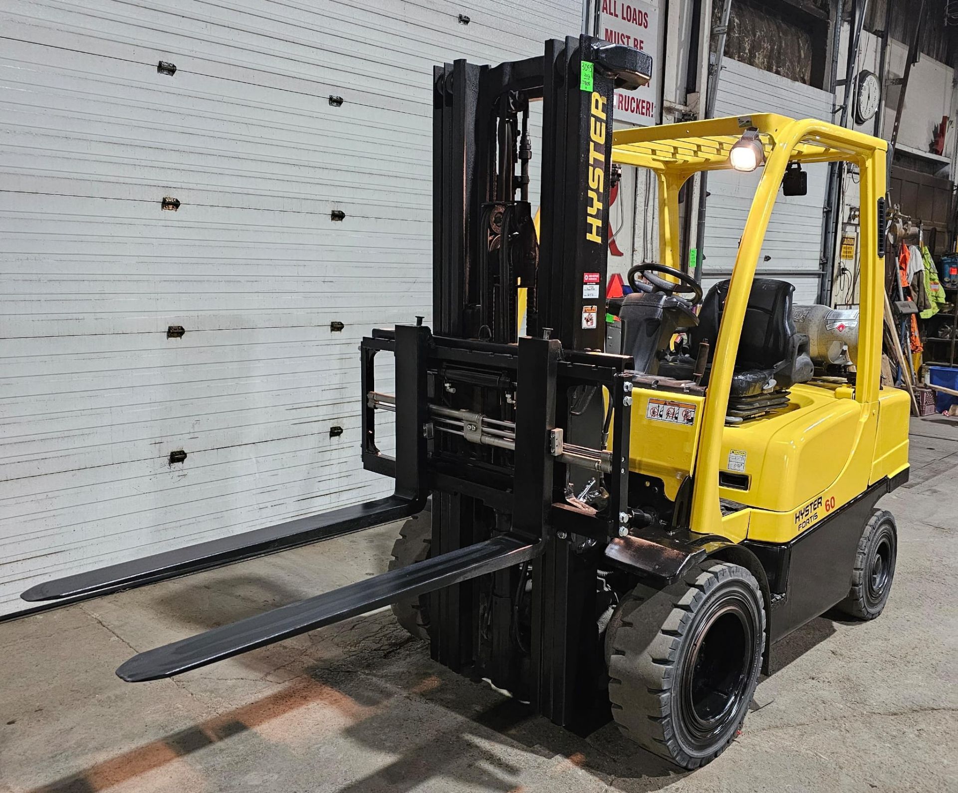 2013 Hyster 6,000lbs Capacity LPG (Propane) OUTDOOR Forklift 3-STAGE MAST 187" load height sideshift - Image 6 of 7