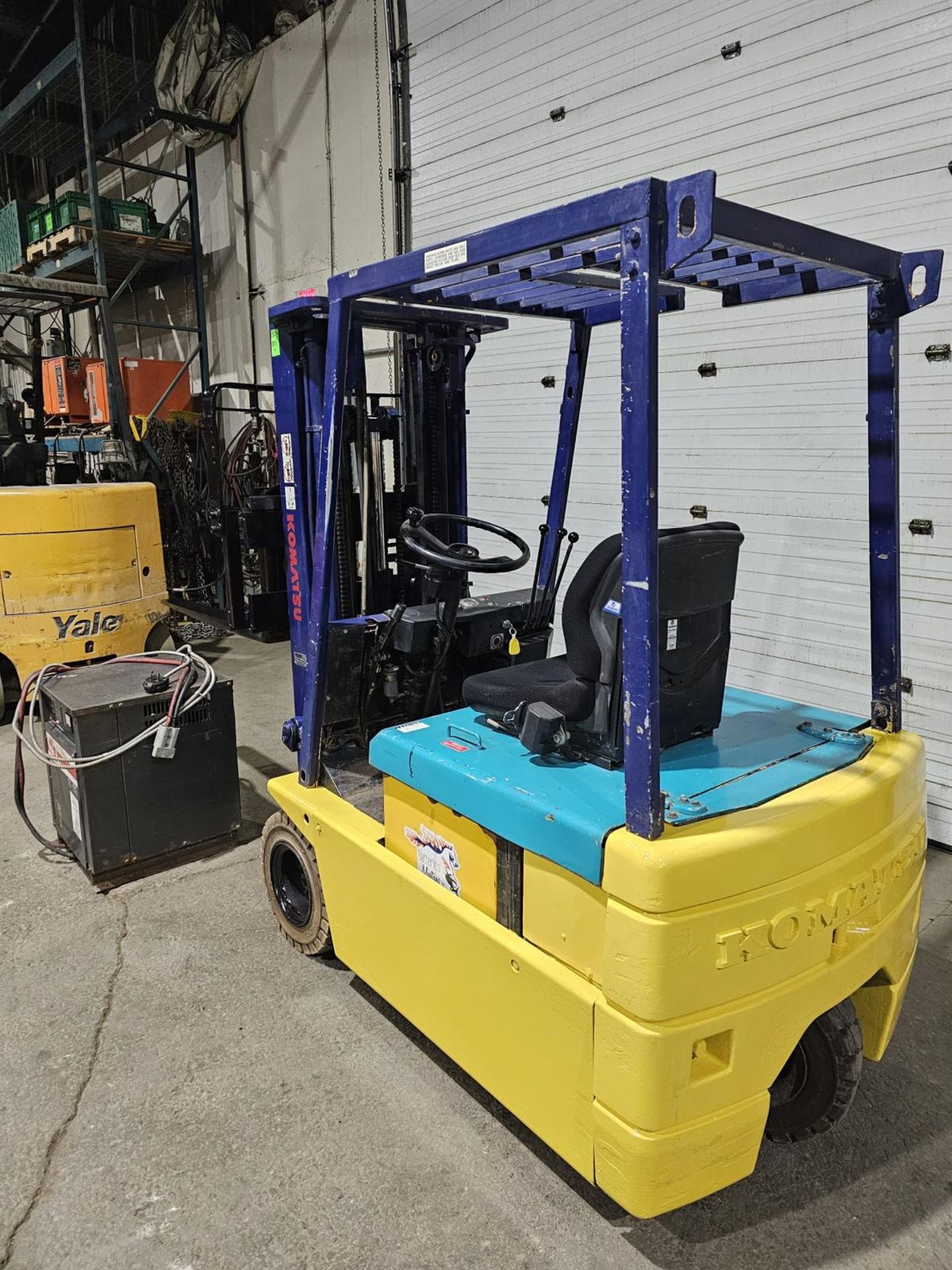 Komatsu 3-Wheel 3,000lbs Capacity Electric Forklift 24V sideshift 3-STAGE MAST 169" load height - Image 2 of 10