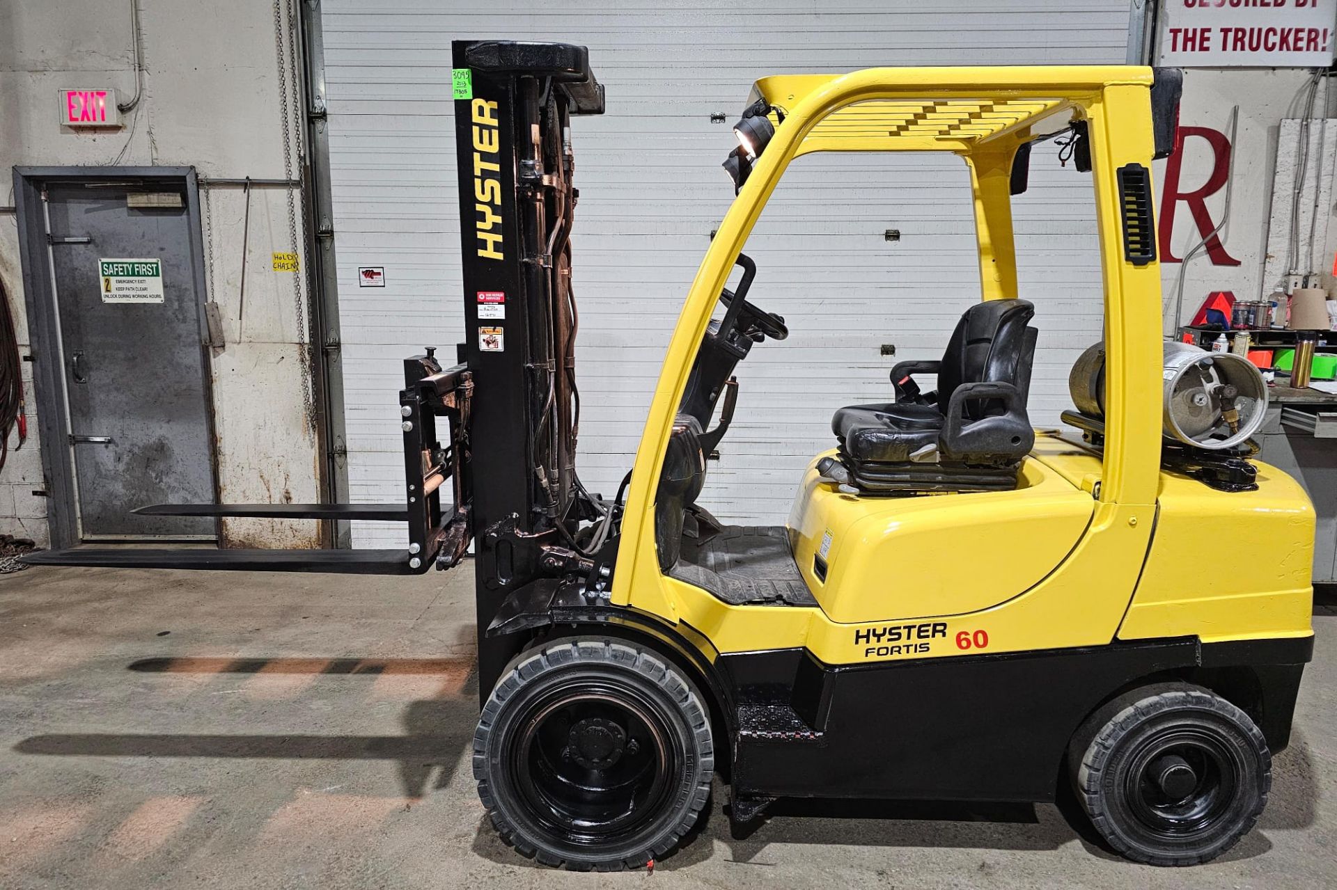 2013 Hyster 6,000lbs Capacity LPG (Propane) OUTDOOR Forklift 3-STAGE MAST 187" load height sideshift