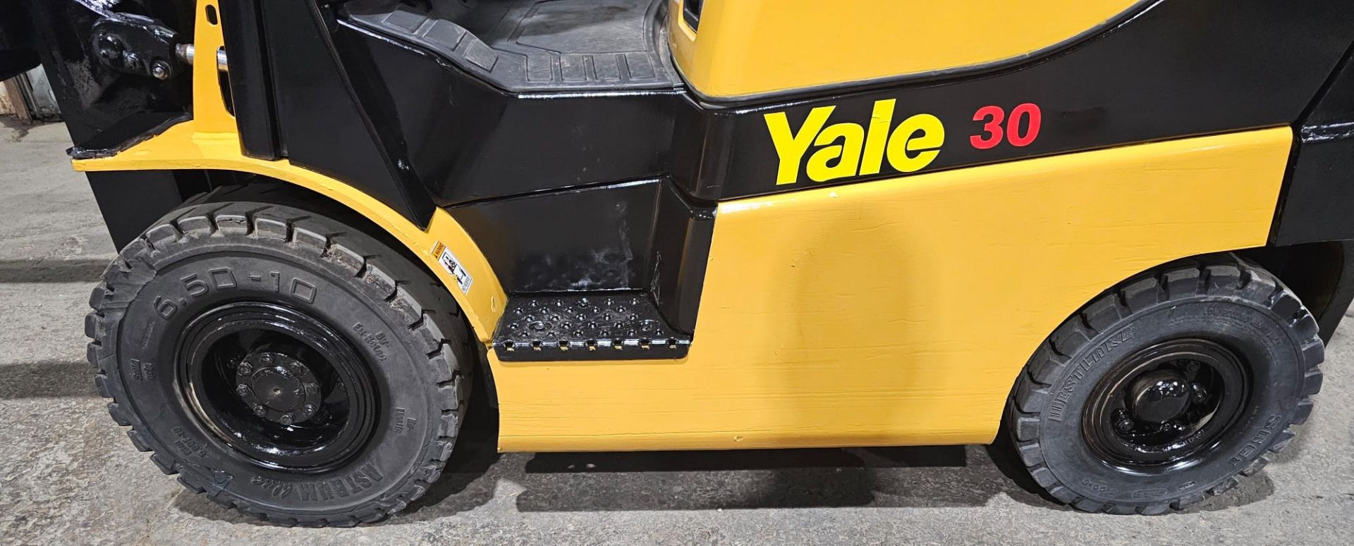 2016 Yale 3,000lbs capacity LPG (Propane) OUTDOOR Forklift 3-Stage sideshift with LOW HOURS tires - Image 3 of 7