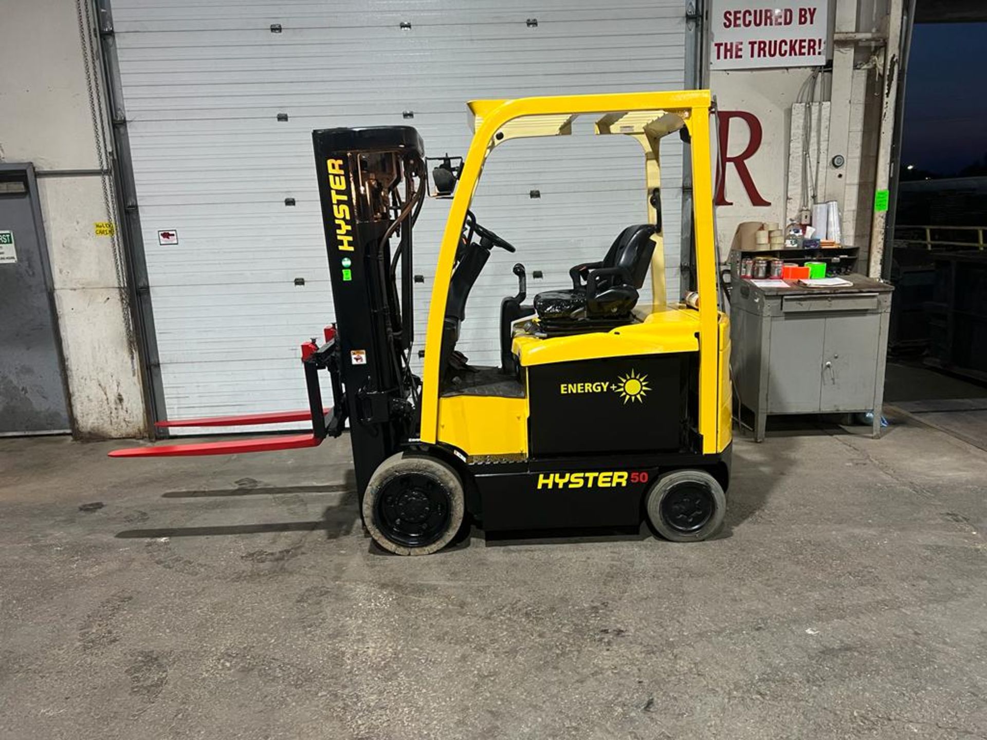 2014 Hyster 5,000lbs Capacity Forklift Electric with 48V Battery & 4-STAGE MAST with Sideshift &