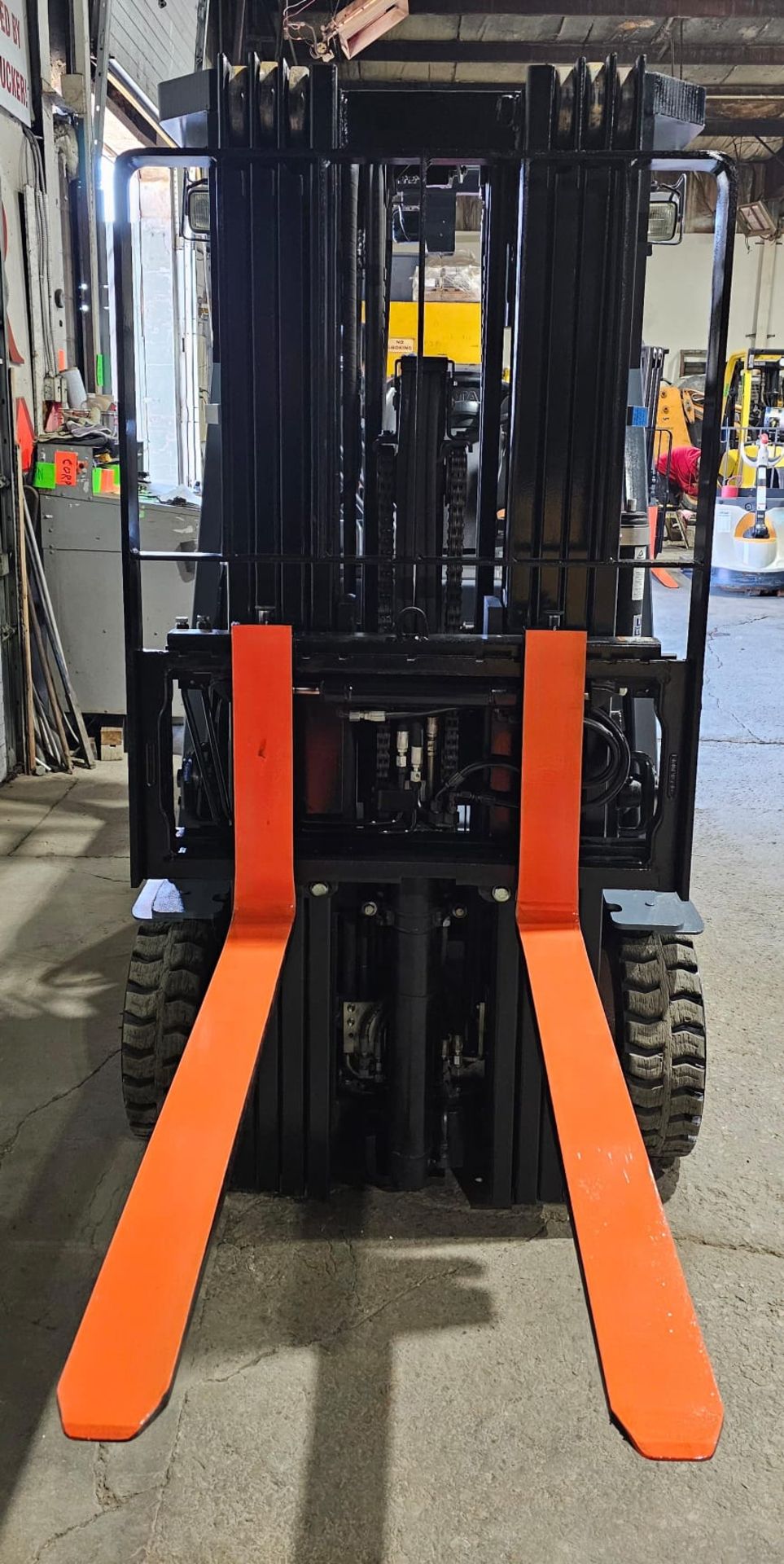 2017 Toyota 5,000lbs Capacity Elctric Forklift 4-STAGE MAST 48V with sideshift 241" load height with - Image 6 of 7