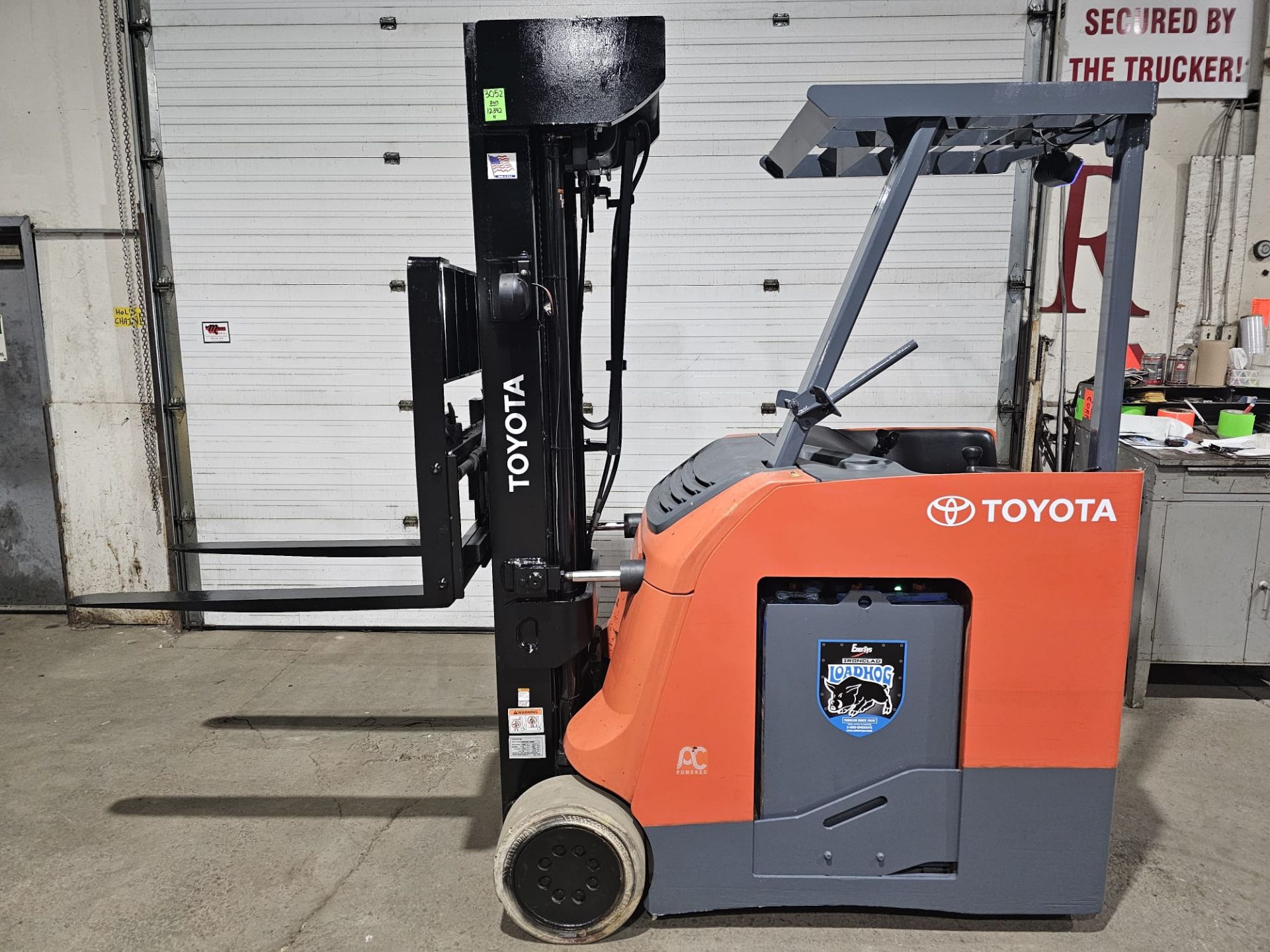 2017 Toyota 4,000lbs Capacity Forklift Electric 36V with sideshift 4-STAGE MAST 276" load height and