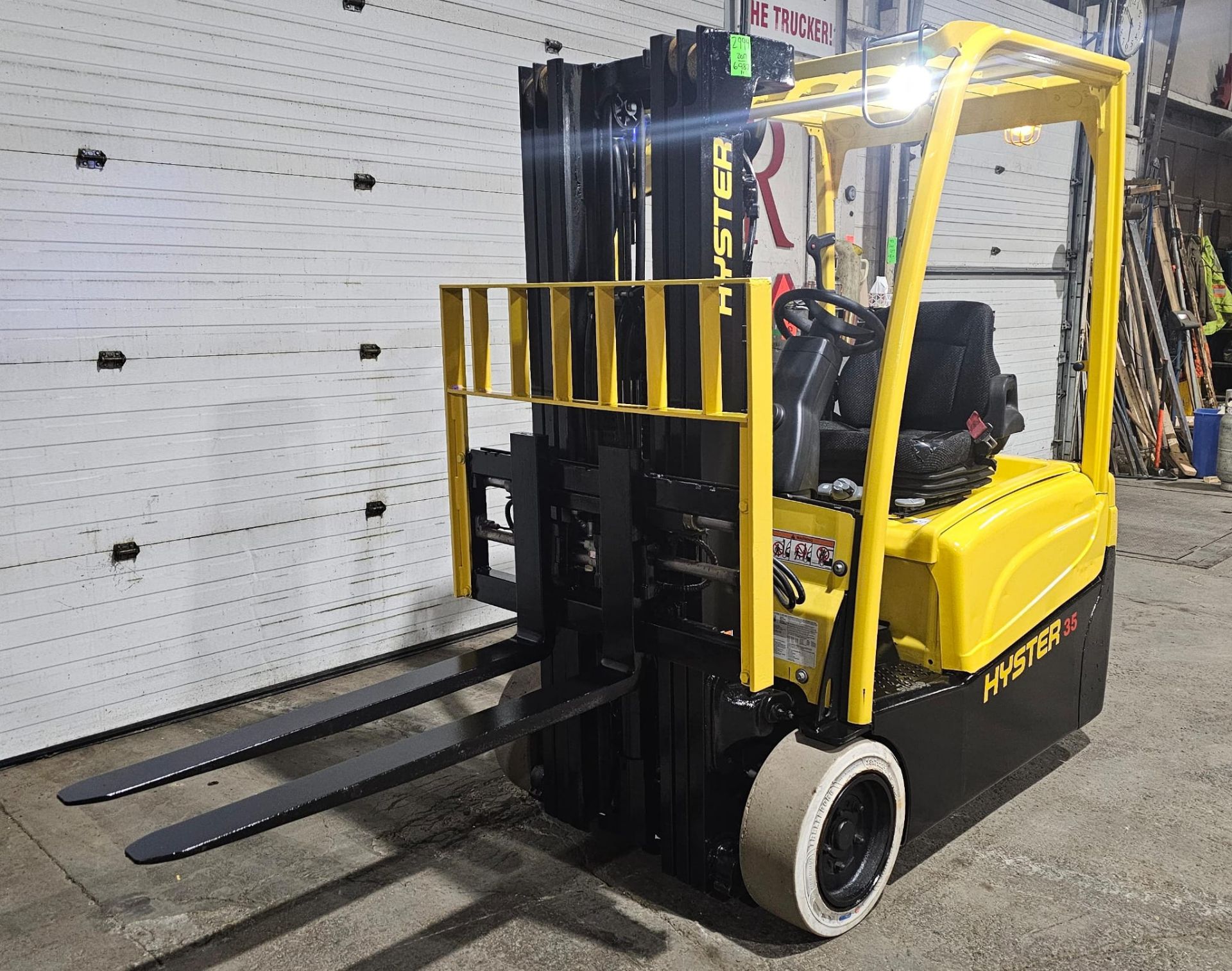 2017 Hyster 3,500lbs Capacity 3-Wheel Forklift Electric 36V with sideshift positioner & 3-STAGE MAST - Image 5 of 7