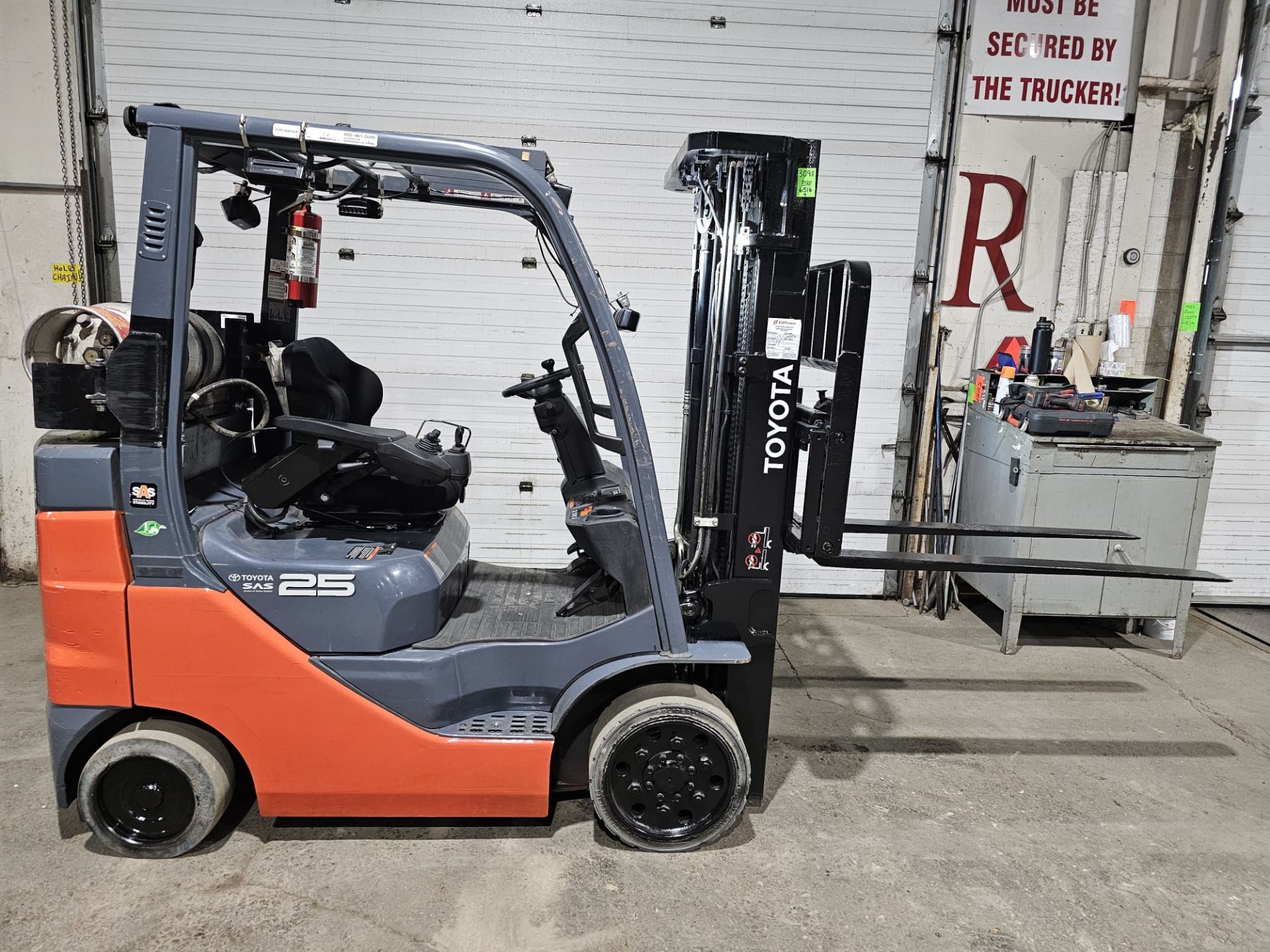 2020 Toyota 5,000lbs Capacity LPG (Propane) Forklift sideshift 3-STAGE MAST 189" load height with