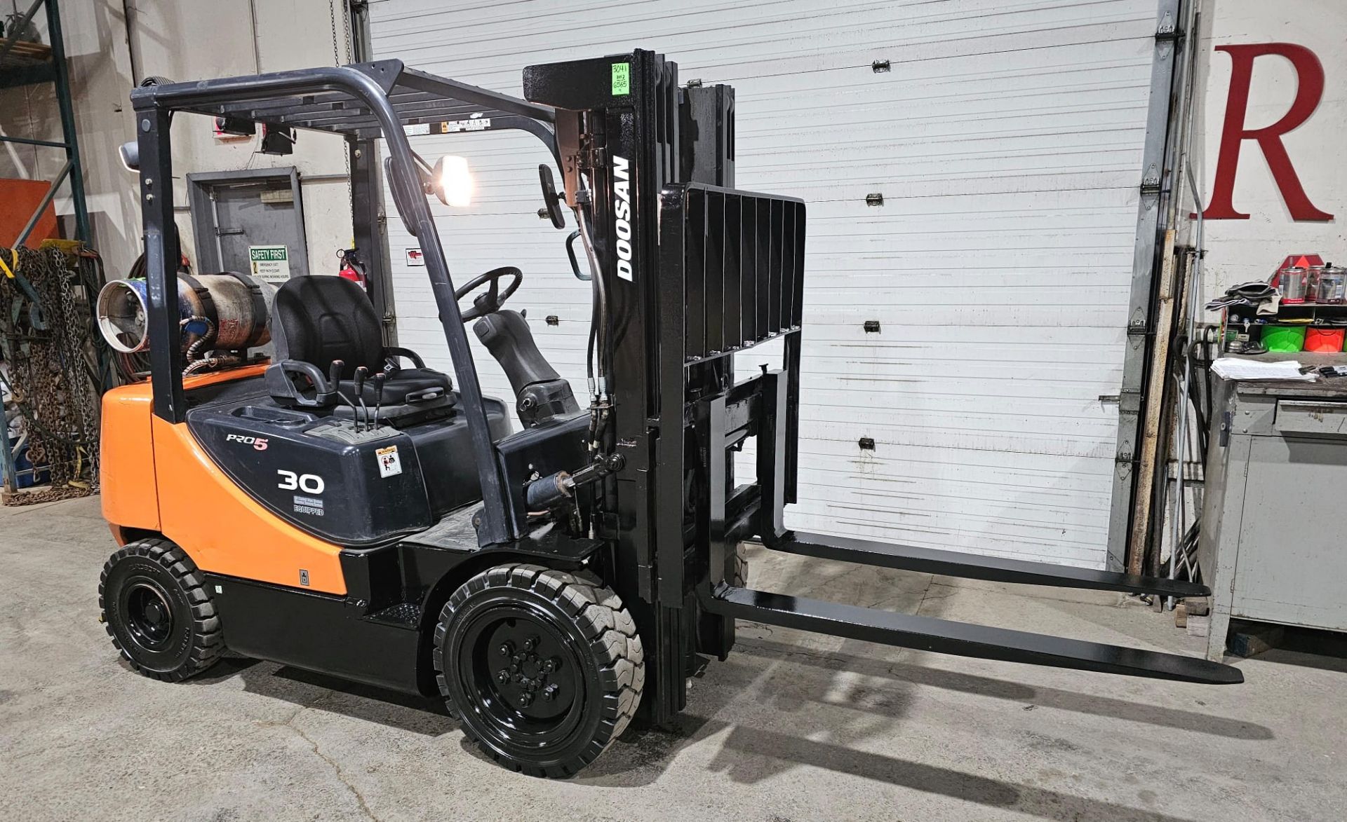 2012 Doosan 6,000lbs Capacity OUTDOOR LPG (Propane) with LOW HOURS Forklift 3-stage 189" load height - Image 2 of 7