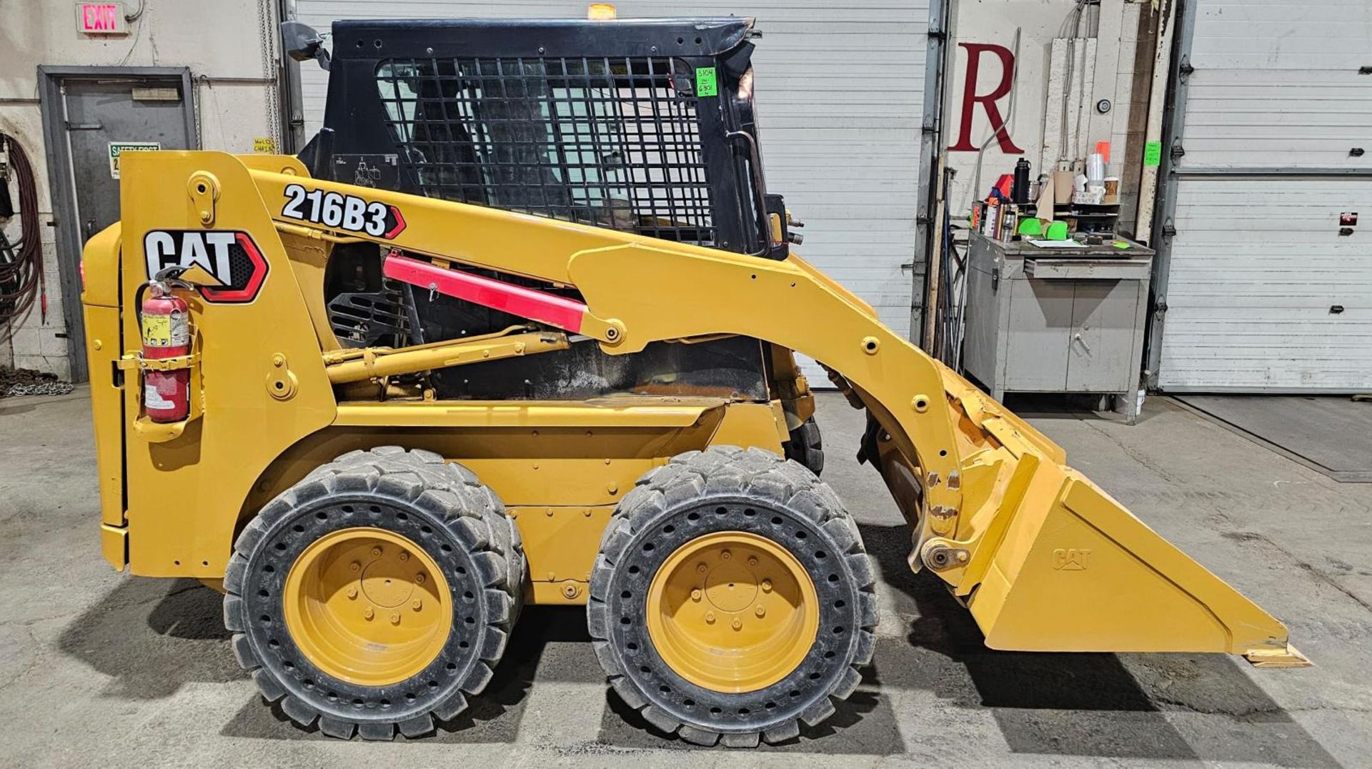 2011 CAT 216B3 SKID STEER LOADER OUTDOOR DIESEL with fully enclosed with heating - Image 2 of 9