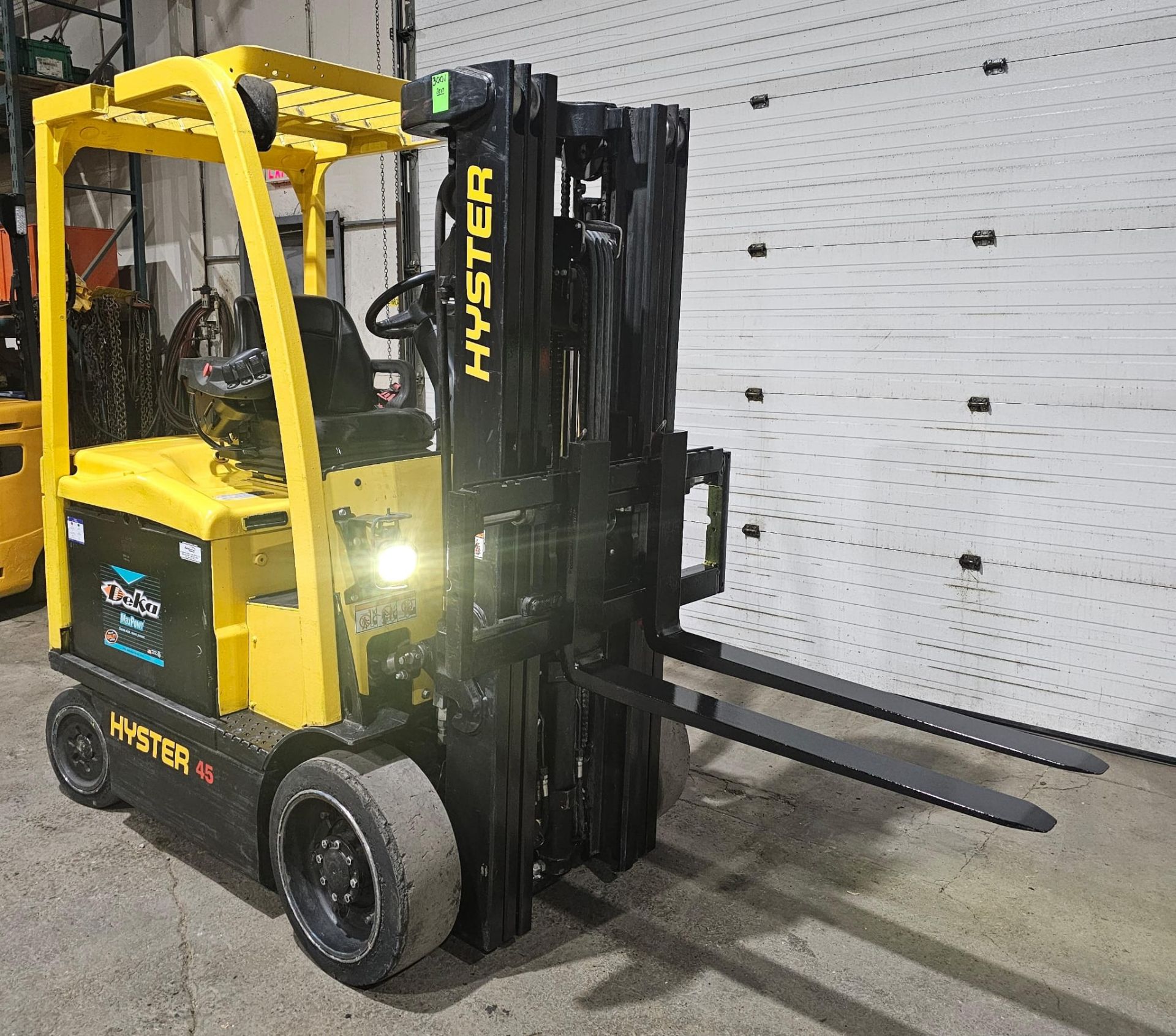 2017 Hyster 4,500lbs Capacity Forklift Electric 48V with sideshift & 3-STAGE MAST 187" load height - Image 6 of 7