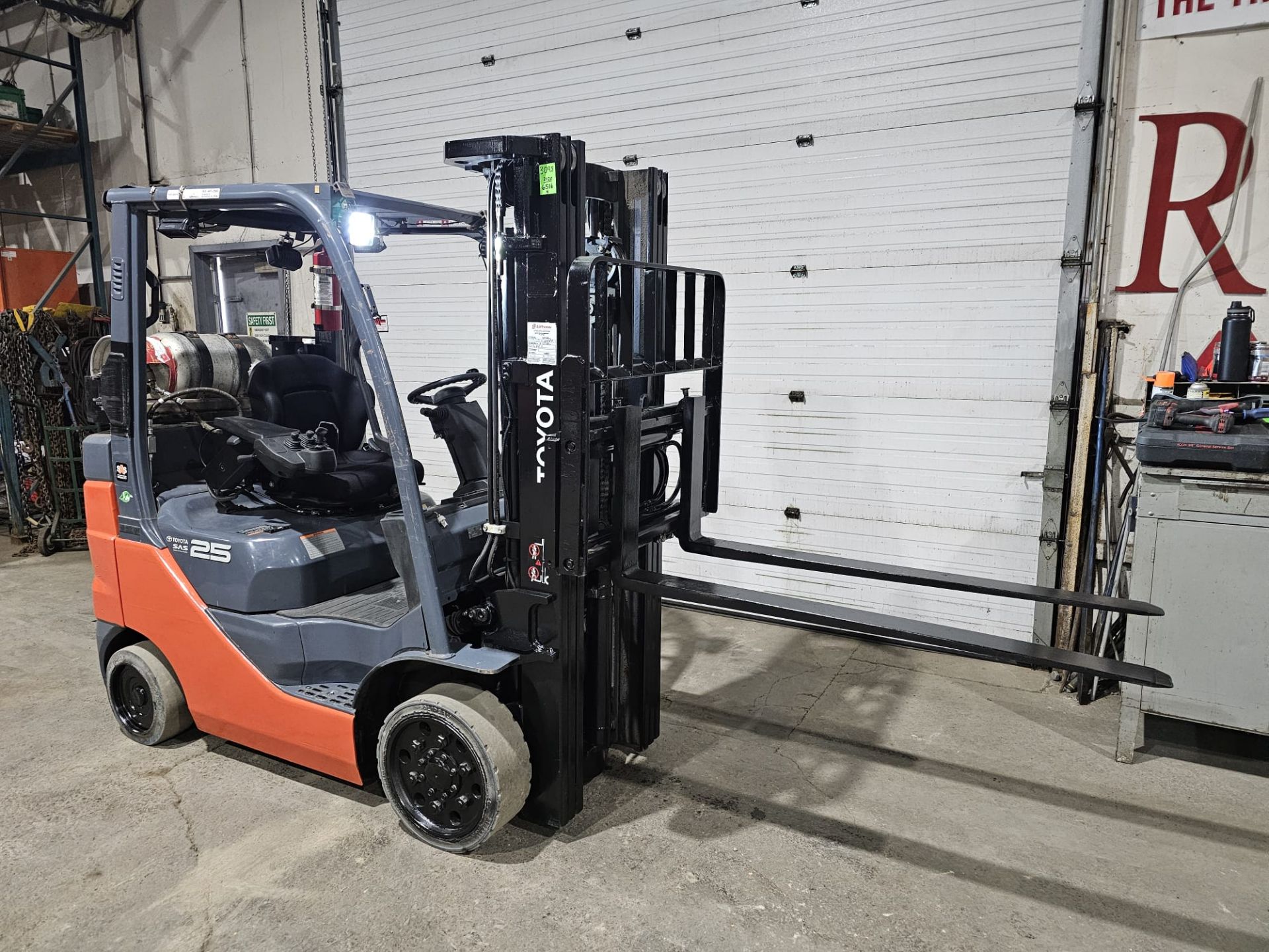2020 Toyota 5,000lbs Capacity LPG (Propane) Forklift sideshift 3-STAGE MAST 189" load height with - Image 2 of 6