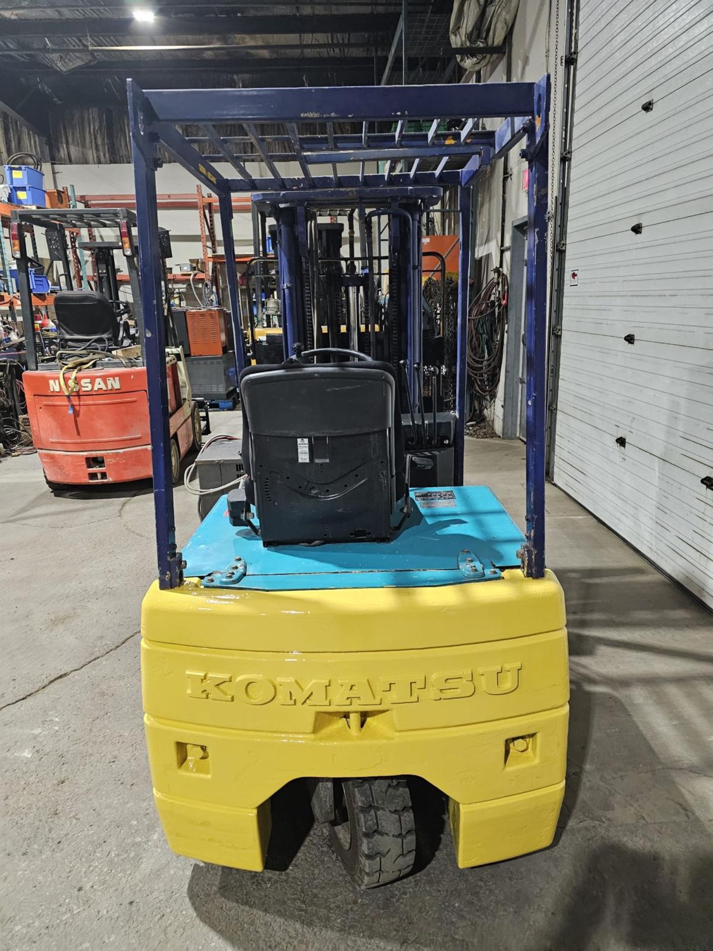 Komatsu 3-Wheel 3,000lbs Capacity Electric Forklift 24V sideshift 3-STAGE MAST 169" load height - Image 8 of 10