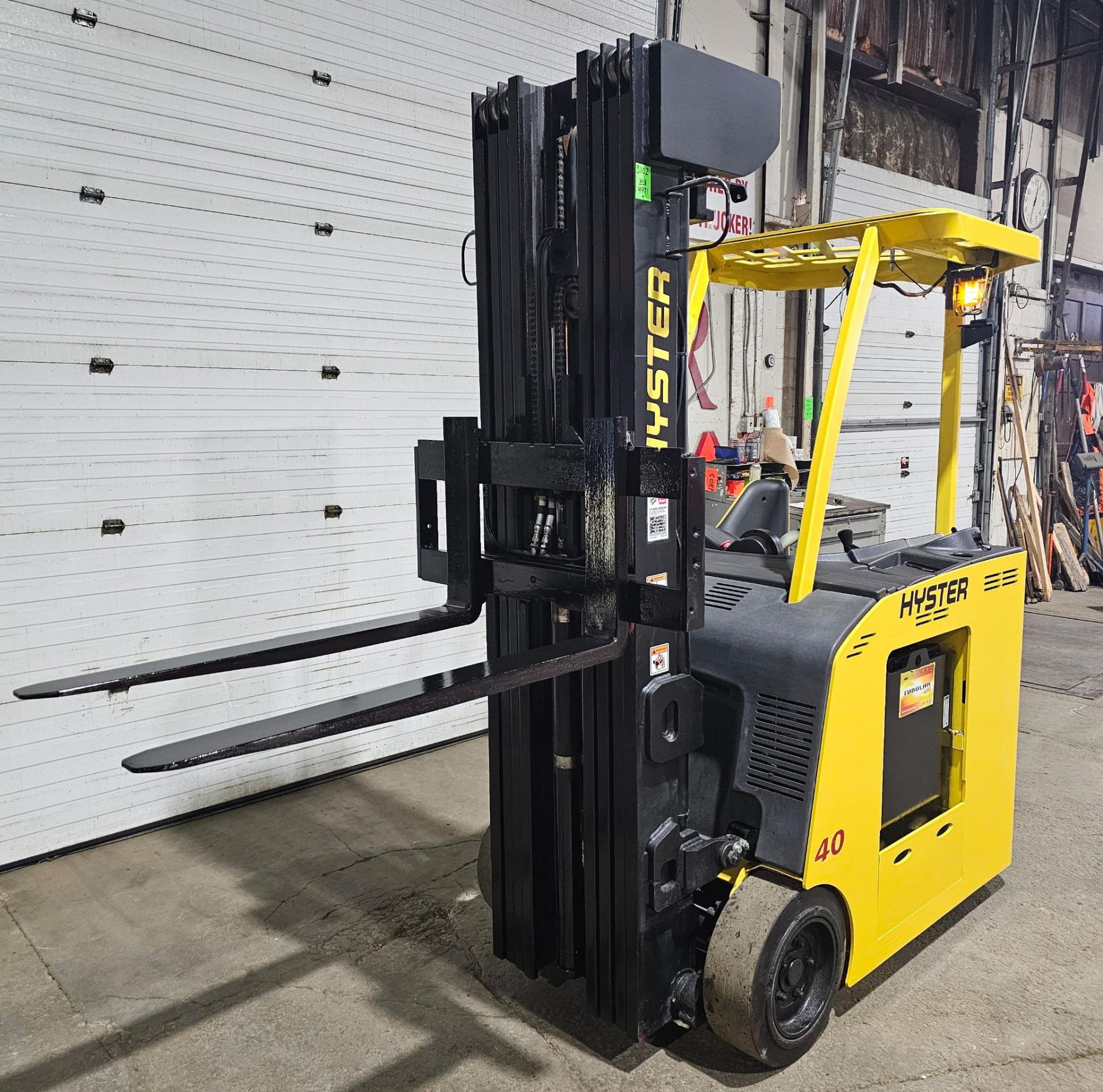 2018 Hyster 4,000lbs Capacity Stand-On Electric Forklift 36V sideshift 4-STAGE MAST 283" load height - Image 4 of 5