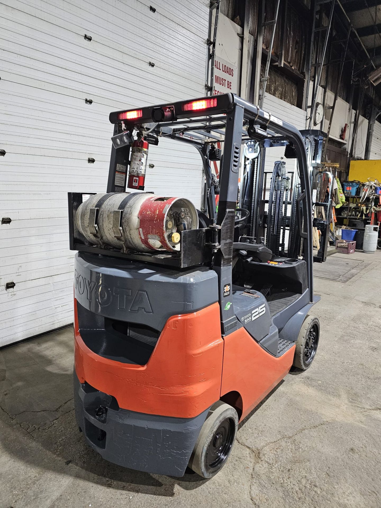2020 Toyota 5,000lbs Capacity LPG (Propane) Forklift sideshift 3-STAGE MAST 189" load height with - Image 4 of 6
