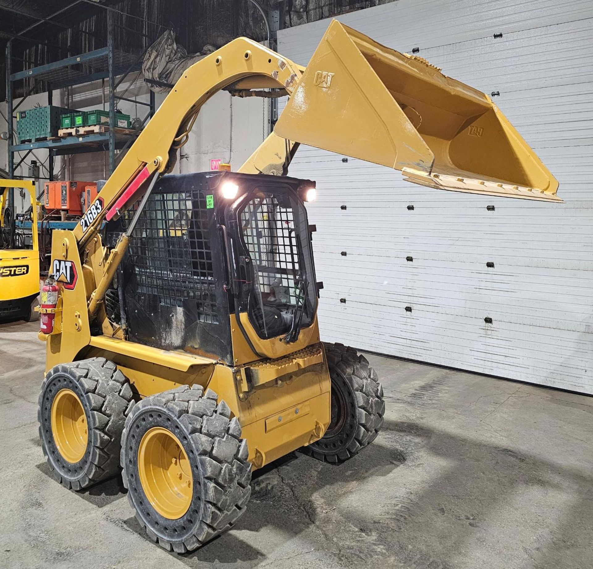 2011 CAT 216B3 SKID STEER LOADER OUTDOOR DIESEL with fully enclosed with heating - Image 4 of 9
