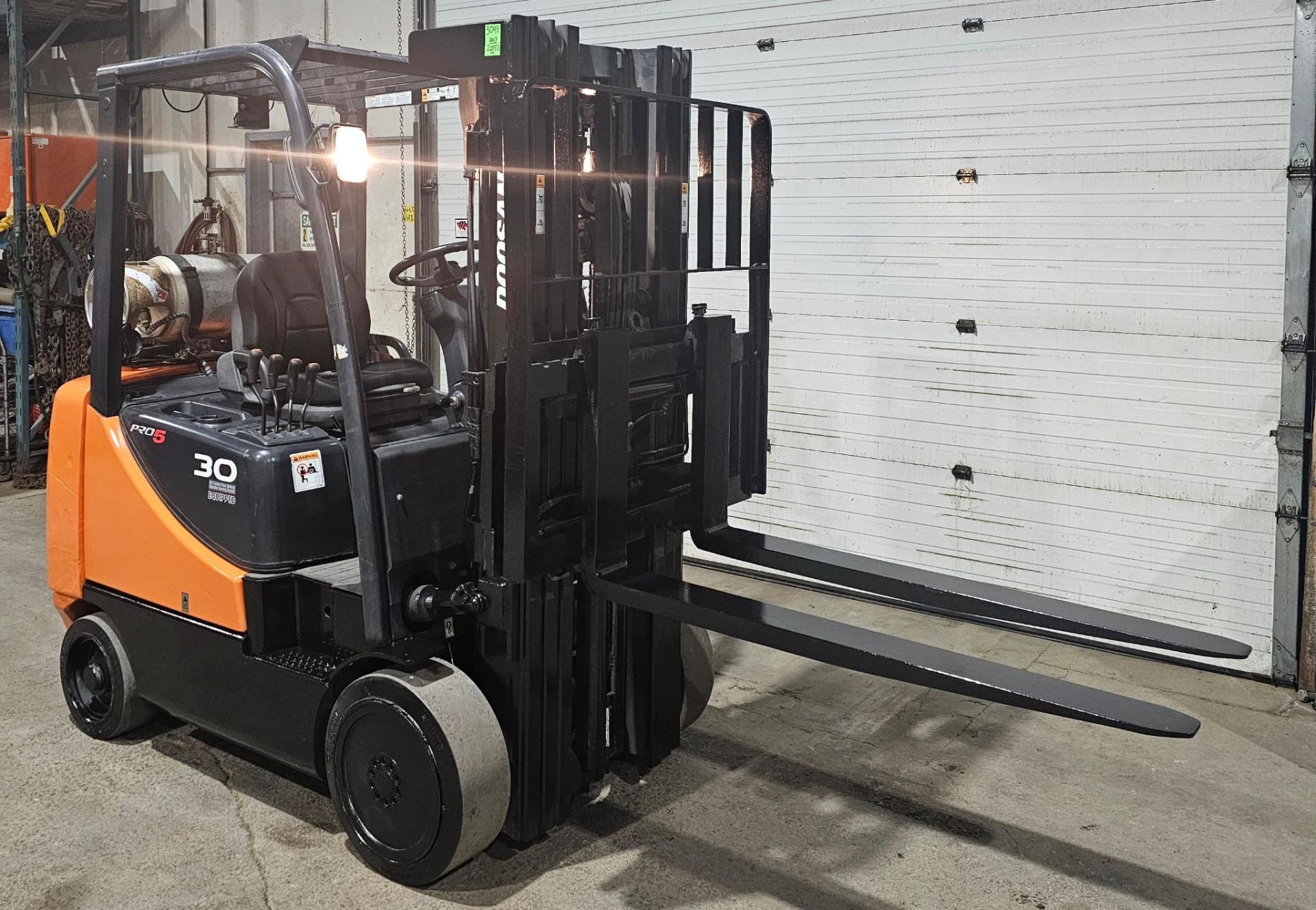 2017 DOOSAN 6,000lbs Capacity LPG (Propane) Forklift with sideshift & 3-STAGE MAST 189" load - Image 7 of 9