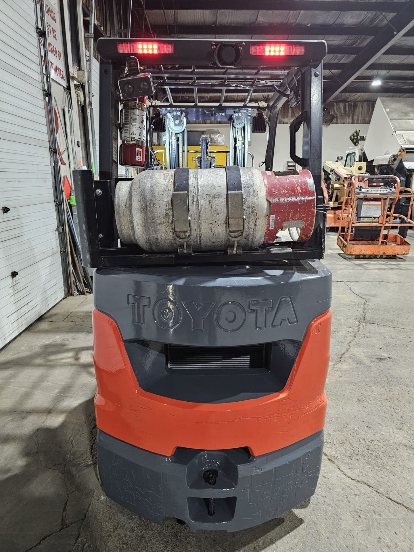 2020 Toyota 5,000lbs Capacity LPG (Propane) Forklift sideshift 3-STAGE MAST 189" load height with - Image 3 of 6