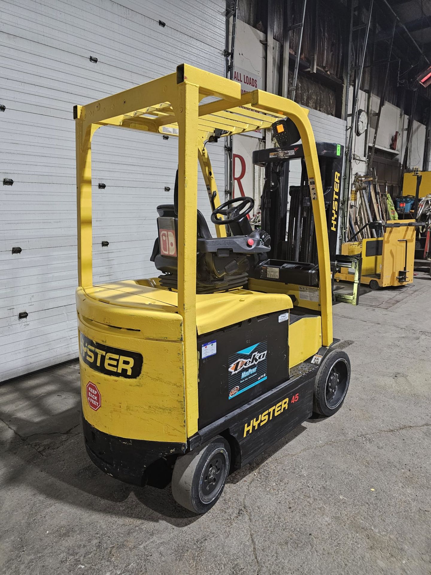 2017 Hyster 4,500lbs Capacity Forklift Electric 48V with sideshift & 3-STAGE MAST 187" load height - Image 4 of 7