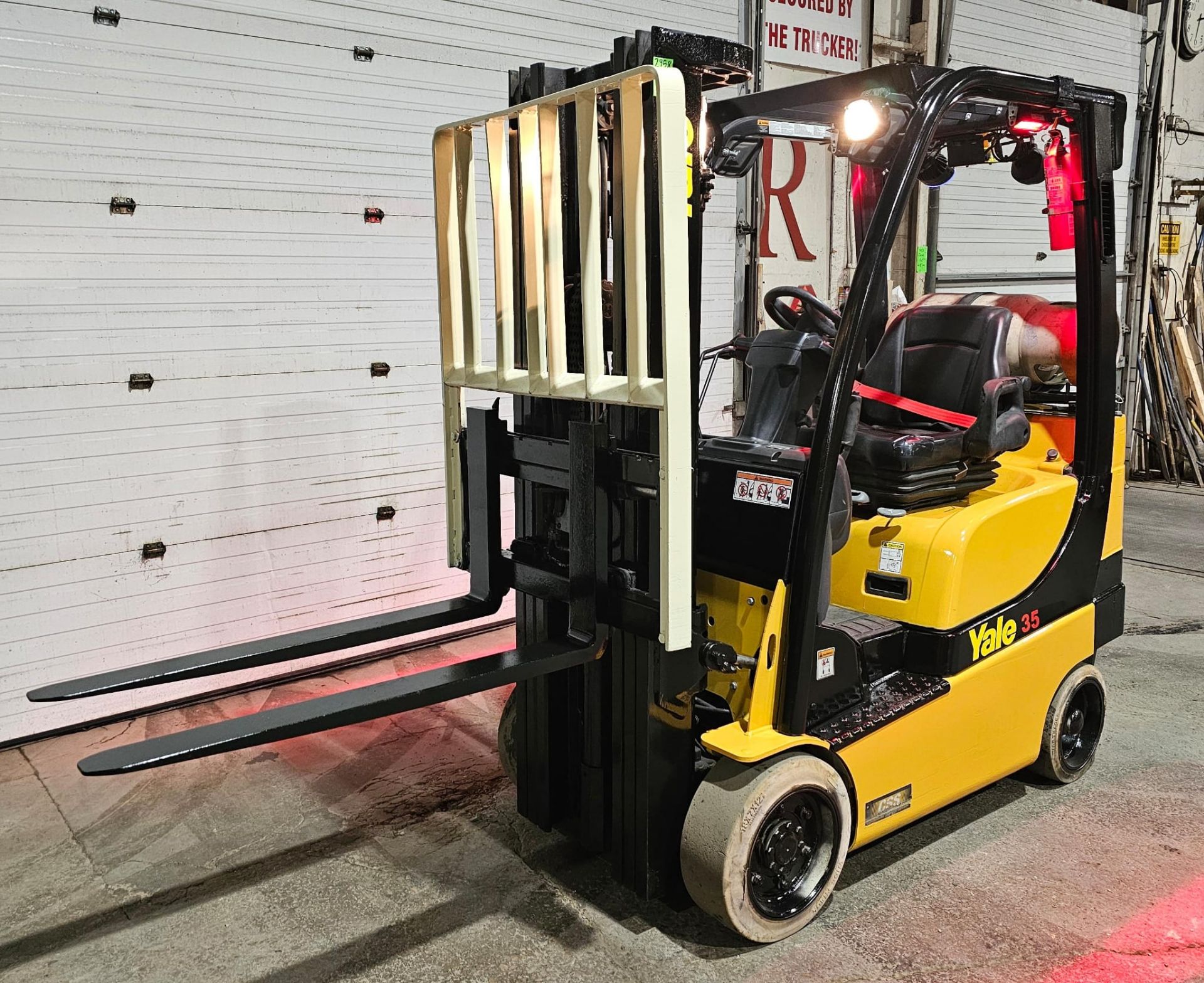 2017 Yale 3,500lbs capacity LPG (PROPANE) Forklift with sideshift stage 3 mast and non marking tires - Image 2 of 6