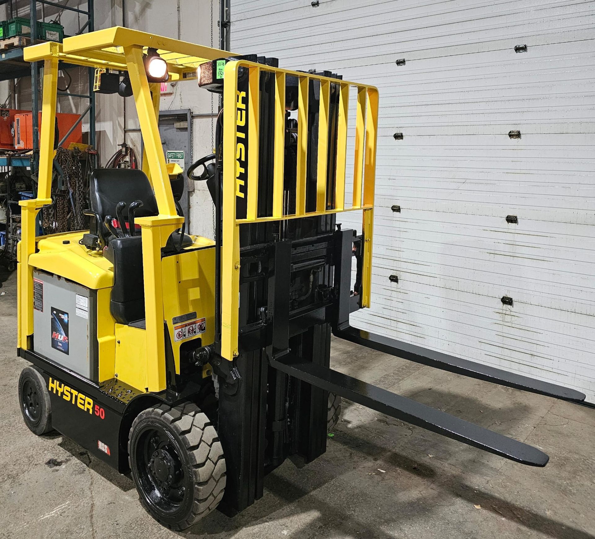 2014 Hyster 5,000lbs Capacity Electric Forklift 36V with sideshift 3-STAGE MAST 189" load height - Image 5 of 6