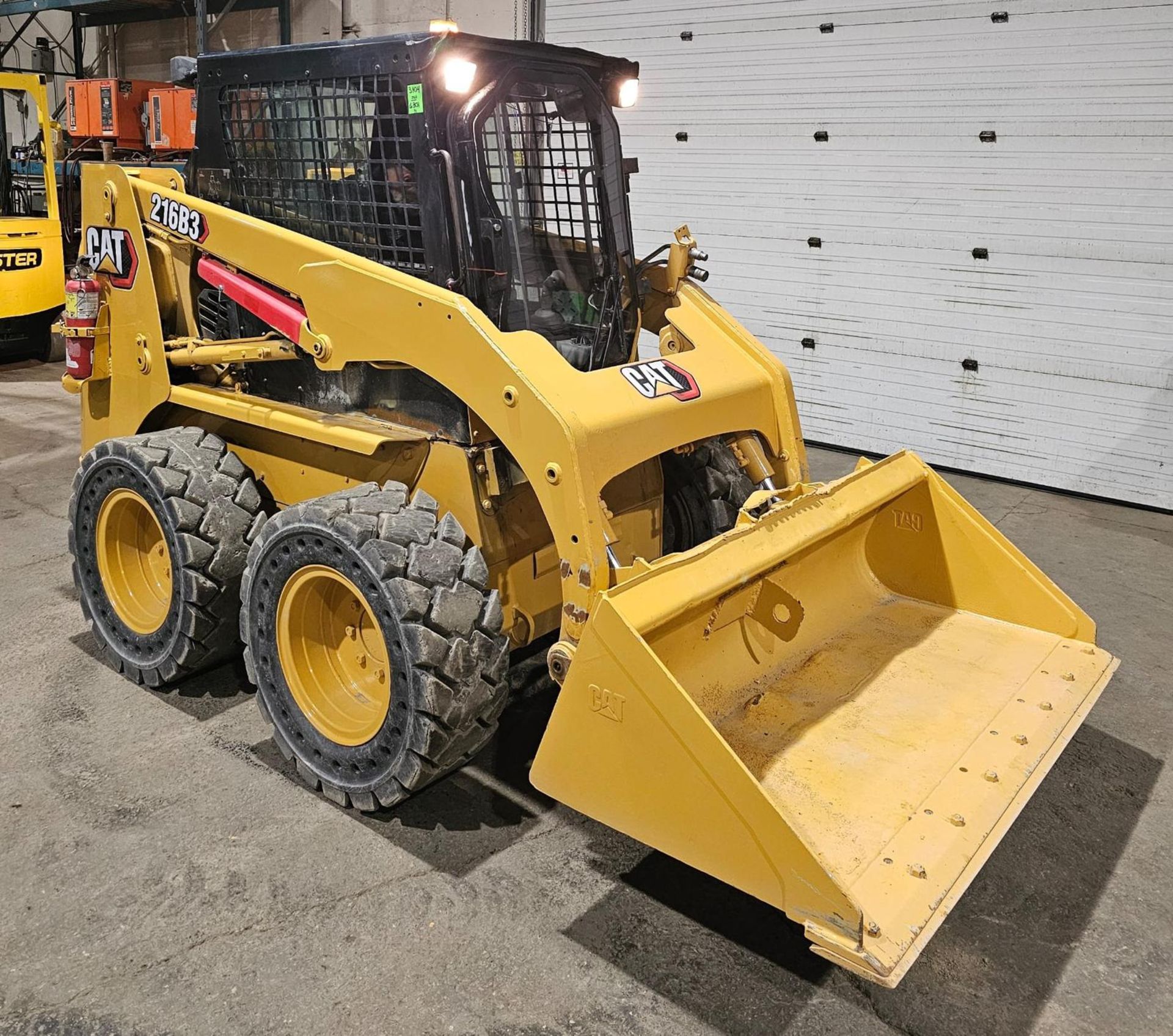 2011 CAT 216B3 SKID STEER LOADER OUTDOOR DIESEL with fully enclosed with heating - Image 3 of 9