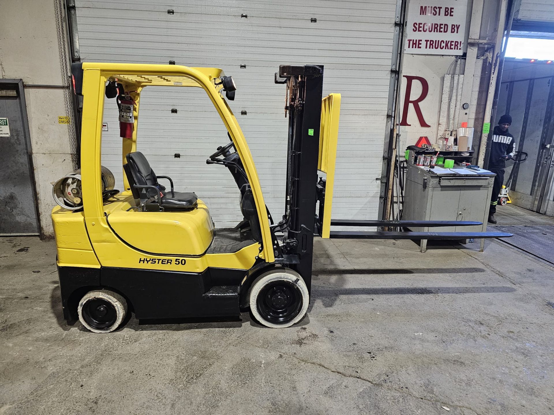 2014 Hyster 5,000lbs Forklift LPG (Propane) with 3-STAGE Mast & Sideshift & 72" Forks non-Marking