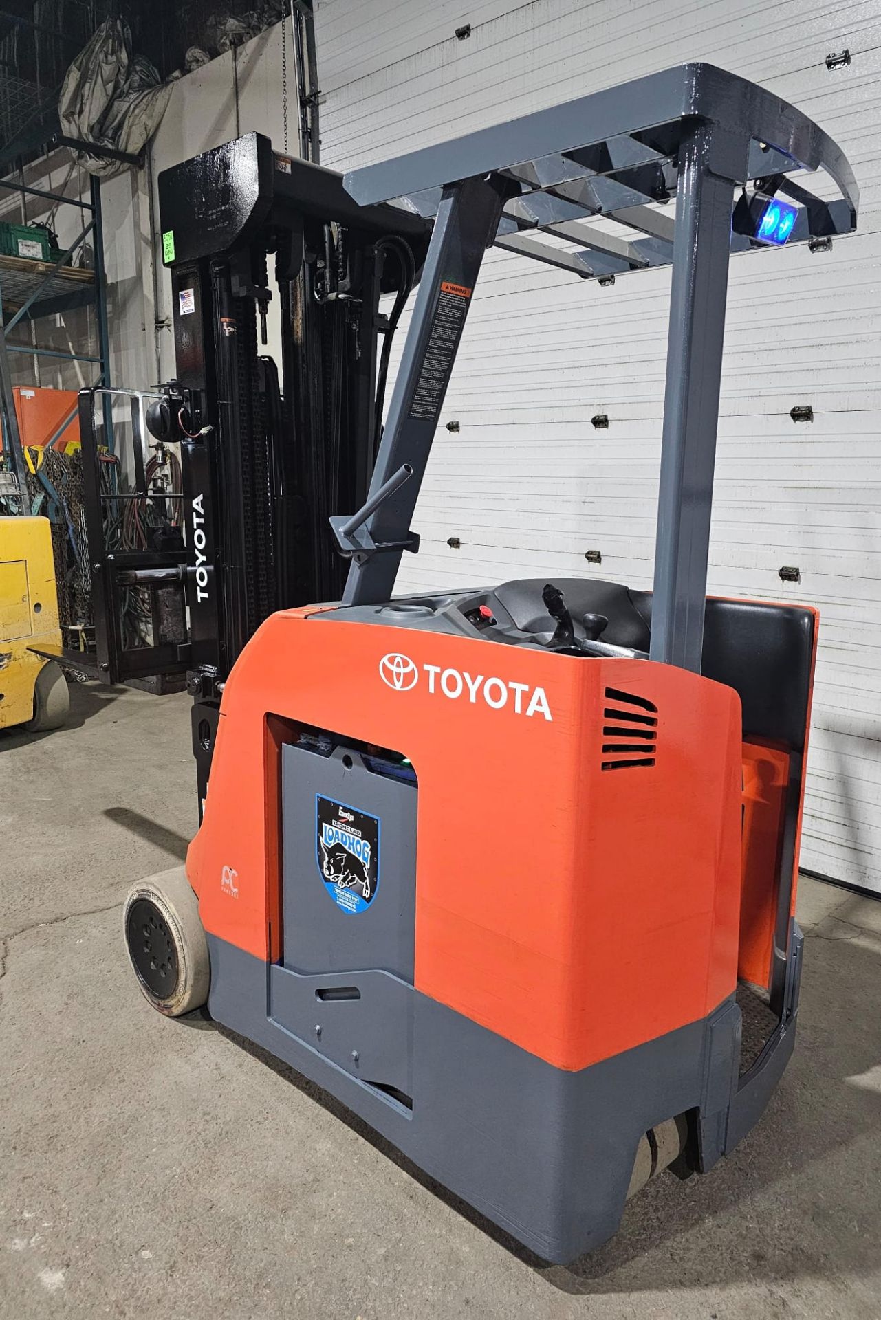 2017 Toyota 4,000lbs Capacity Forklift Electric 36V with sideshift 4-STAGE MAST 276" load height and - Image 2 of 7