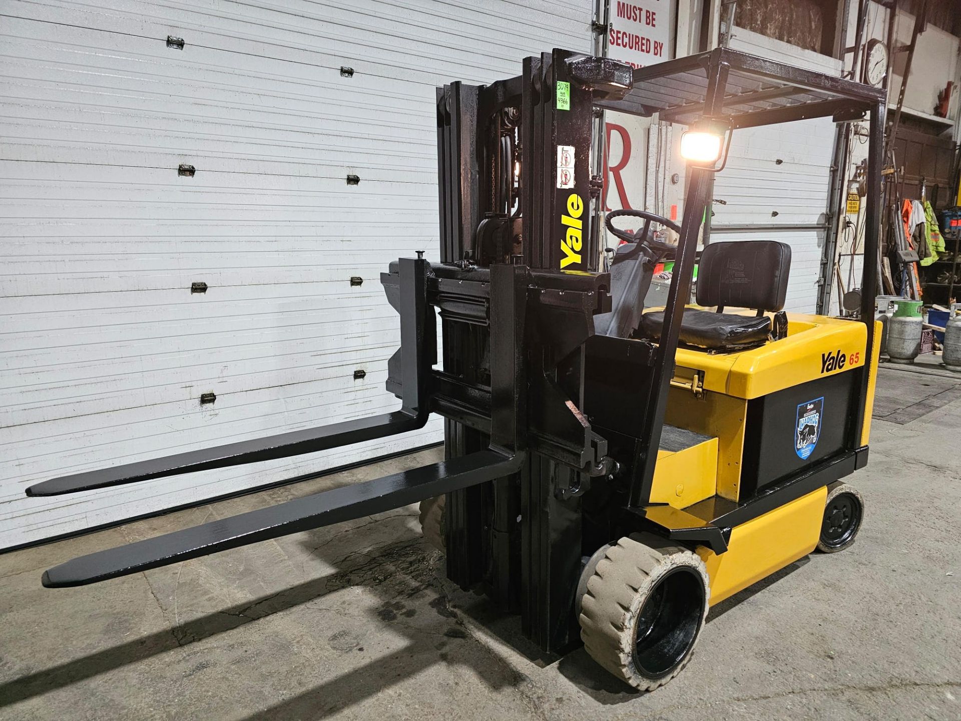 Yale 6500lbs Capacity Electric Forklift 36V with sideshift 3-STAGE MAST 205" load height with Non - Image 4 of 5