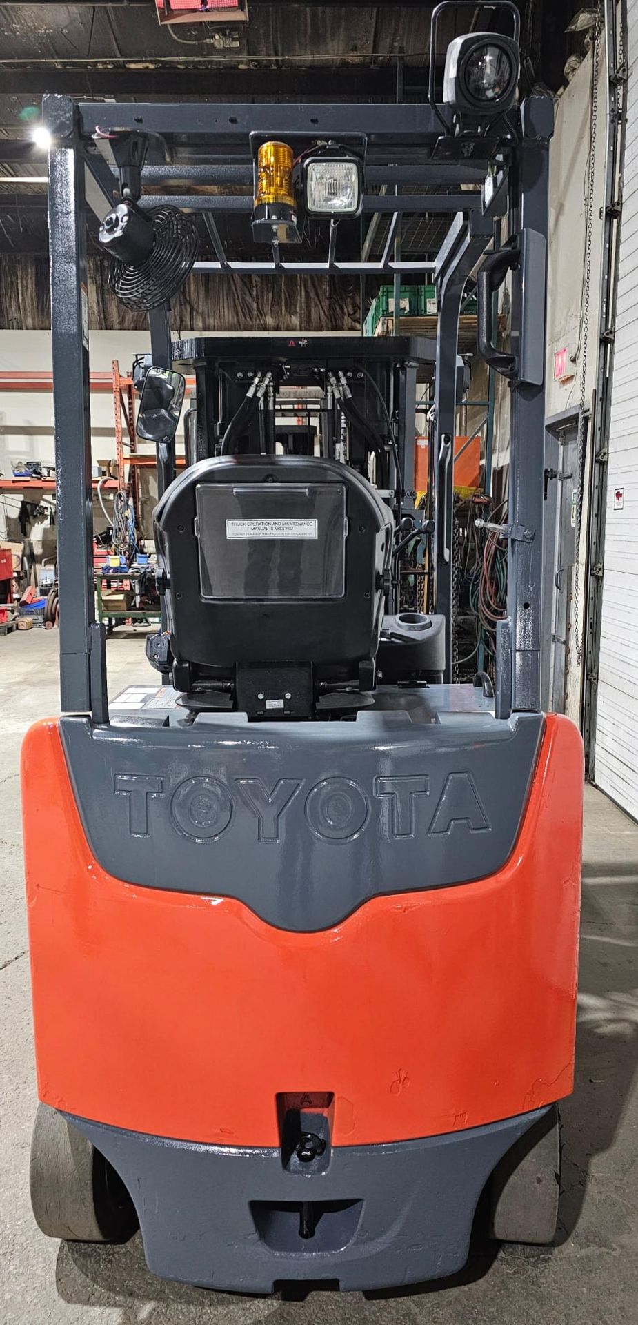 2017 Toyota 5,000lbs Capacity Elctric Forklift 4-STAGE MAST 48V with sideshift 241" load height with - Image 5 of 7