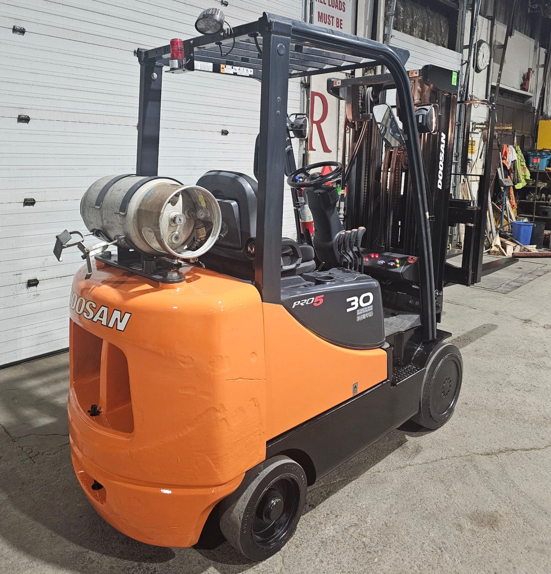 2017 DOOSAN 6,000lbs Capacity LPG (Propane) Forklift with sideshift & 3-STAGE MAST 189" load - Image 2 of 9