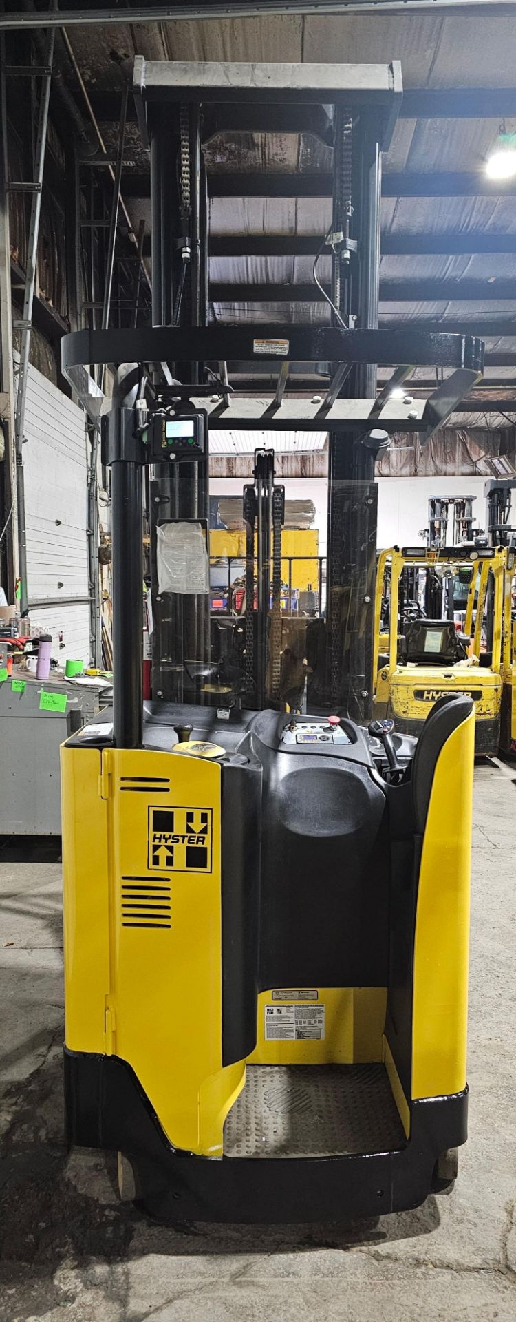 2019 Hyster 3,500lbs Capacity Stand-On Reach Truck Electric 36v 3-STAGE MAST - Image 3 of 5