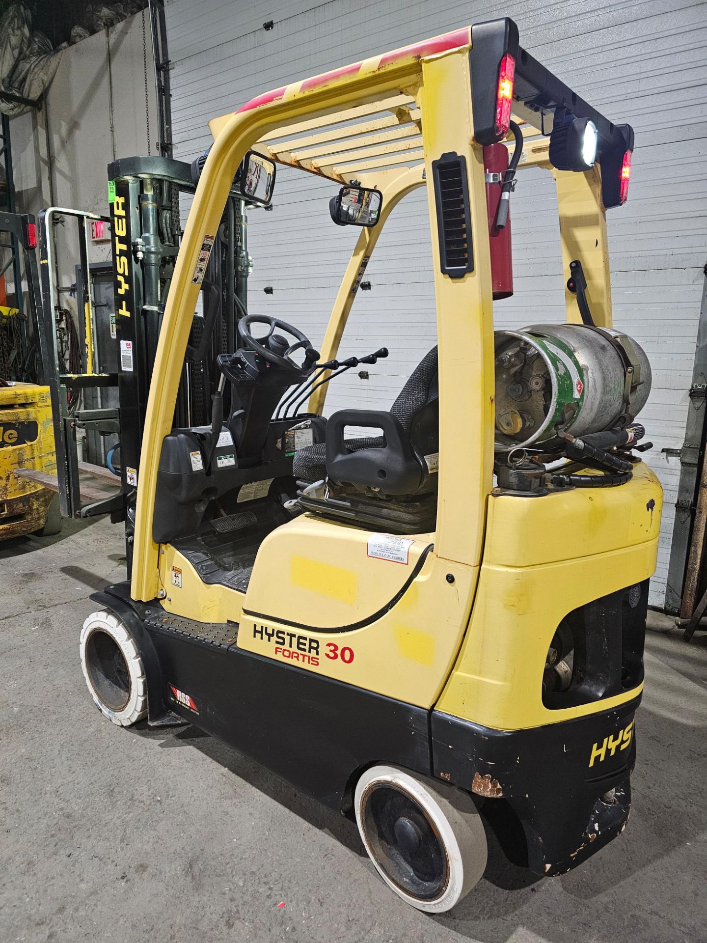 ***2017 Hyster 3,000lbs Capacity LPG (Propane) Forklift sideshift 3-STAGE MAST with Safety - Image 2 of 5