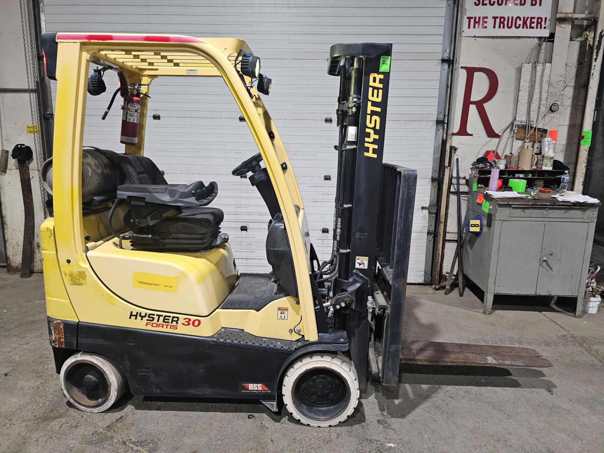 **2017 Hyster 3,000lbs Capacity LPG (Propane) Forklift sideshift 3-STAGE MAST with 4 functions